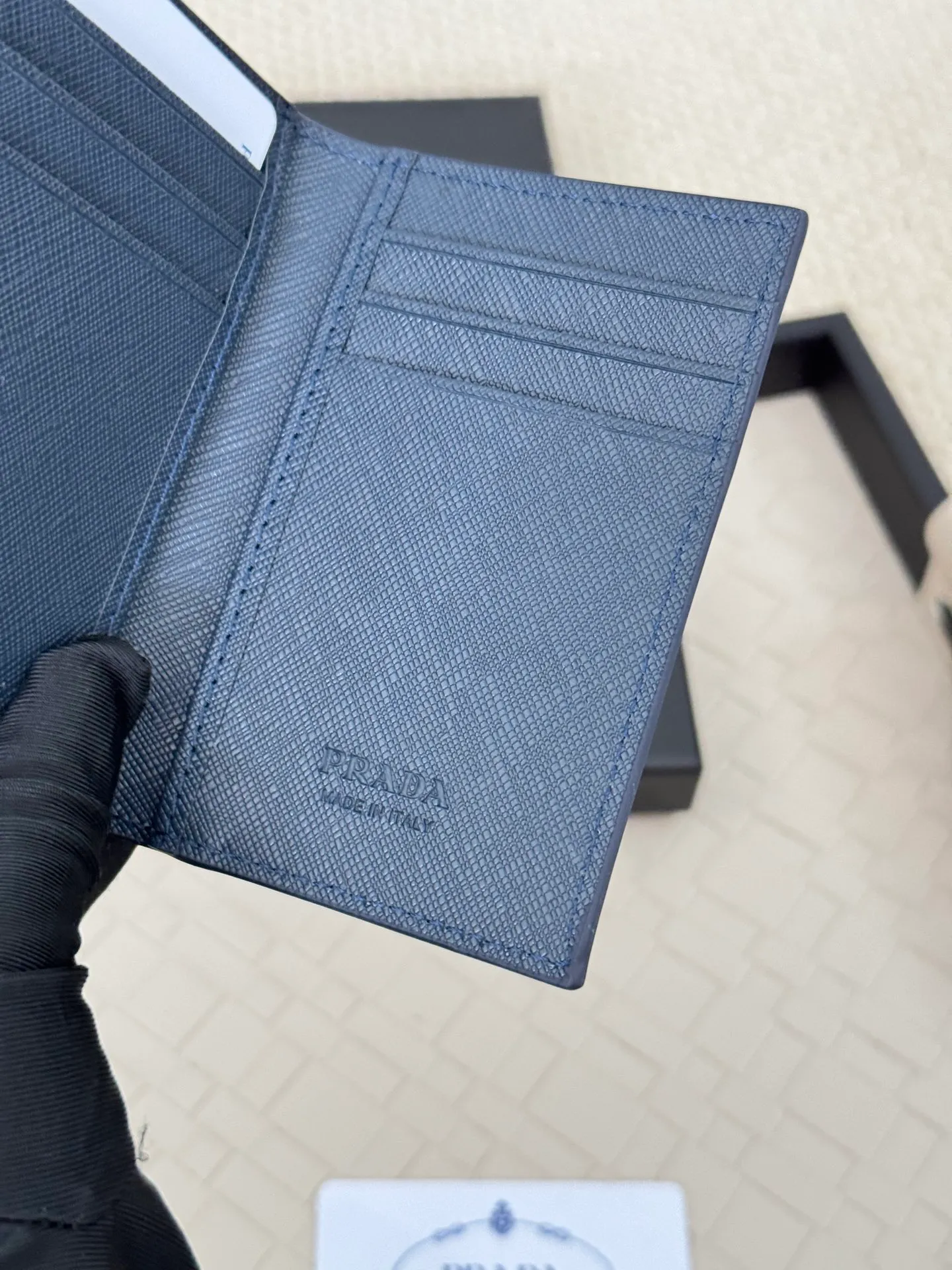 💰140 prada cross pattern unisex card holder, can be placed in pockets, bags, and can be held in hand, made of cross pattern imported calfskin, pocket card holder, can hold change, 6 card slots, simple and elegant fashion trend. Model 2MC101, color as shown in the picture, size 11×7cm,