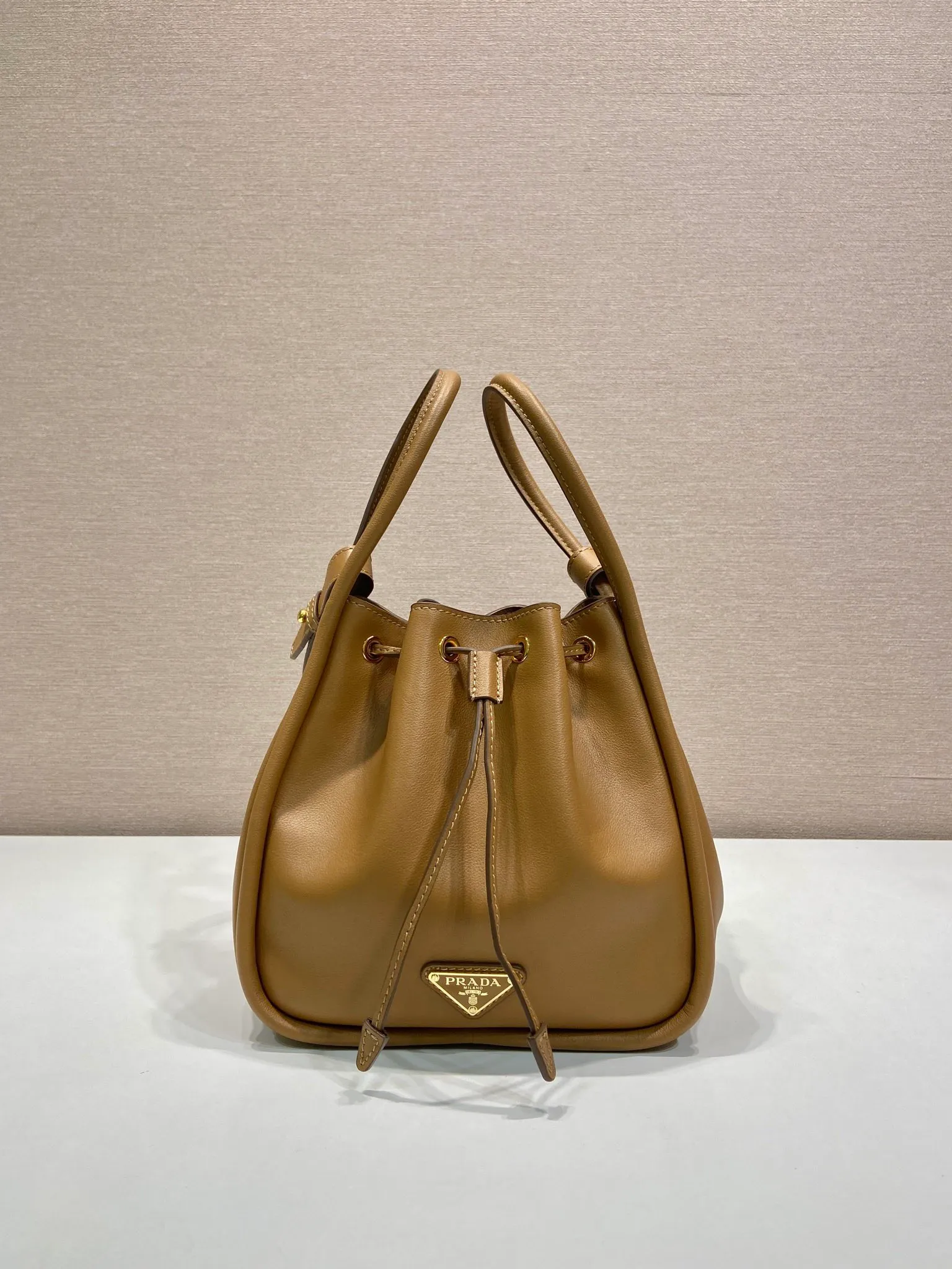 💰1520🎉New bucket bag🎉1BE087🎉🎉 This bucket bag is made of imported calfskin and equipped with a detachable long shoulder strap, which can be carried in various ways. It can be carried by hand or shoulder strap. The bag mouth is designed with a drawstring. It is highly functional and perfect. It has a large space and the upper body effect is beautiful and fashionable. Baby, hurry up and get it🎉🎉 Length 22x Height 21x Bottom 10.5cm🎉🎉🎉💰💰💰