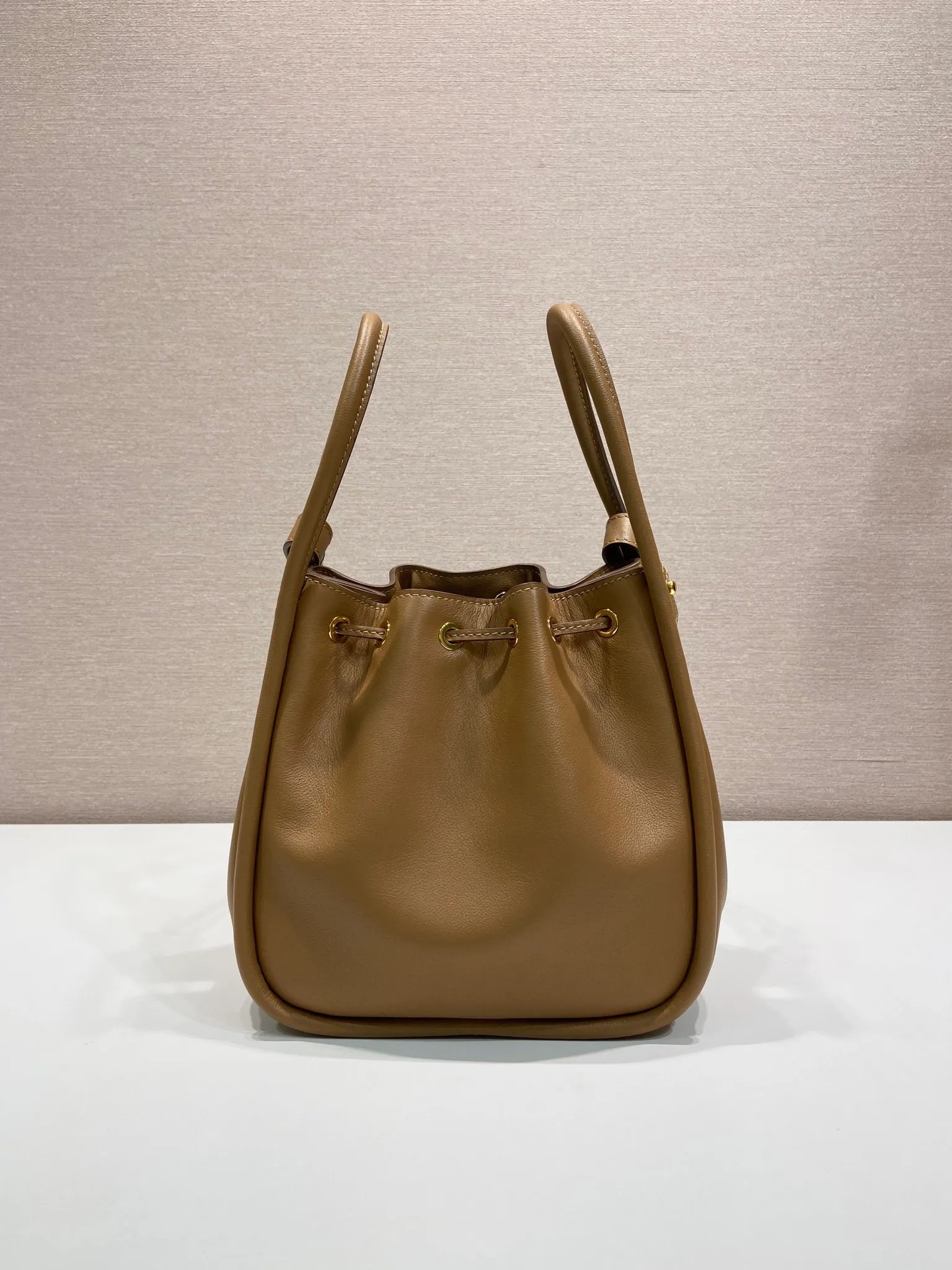 💰1520🎉New bucket bag🎉1BE087🎉🎉 This bucket bag is made of imported calfskin and equipped with a detachable long shoulder strap, which can be carried in various ways. It can be carried by hand or shoulder strap. The bag mouth is designed with a drawstring. It is highly functional and perfect. It has a large space and the upper body effect is beautiful and fashionable. Baby, hurry up and get it🎉🎉 Length 22x Height 21x Bottom 10.5cm🎉🎉🎉💰💰💰