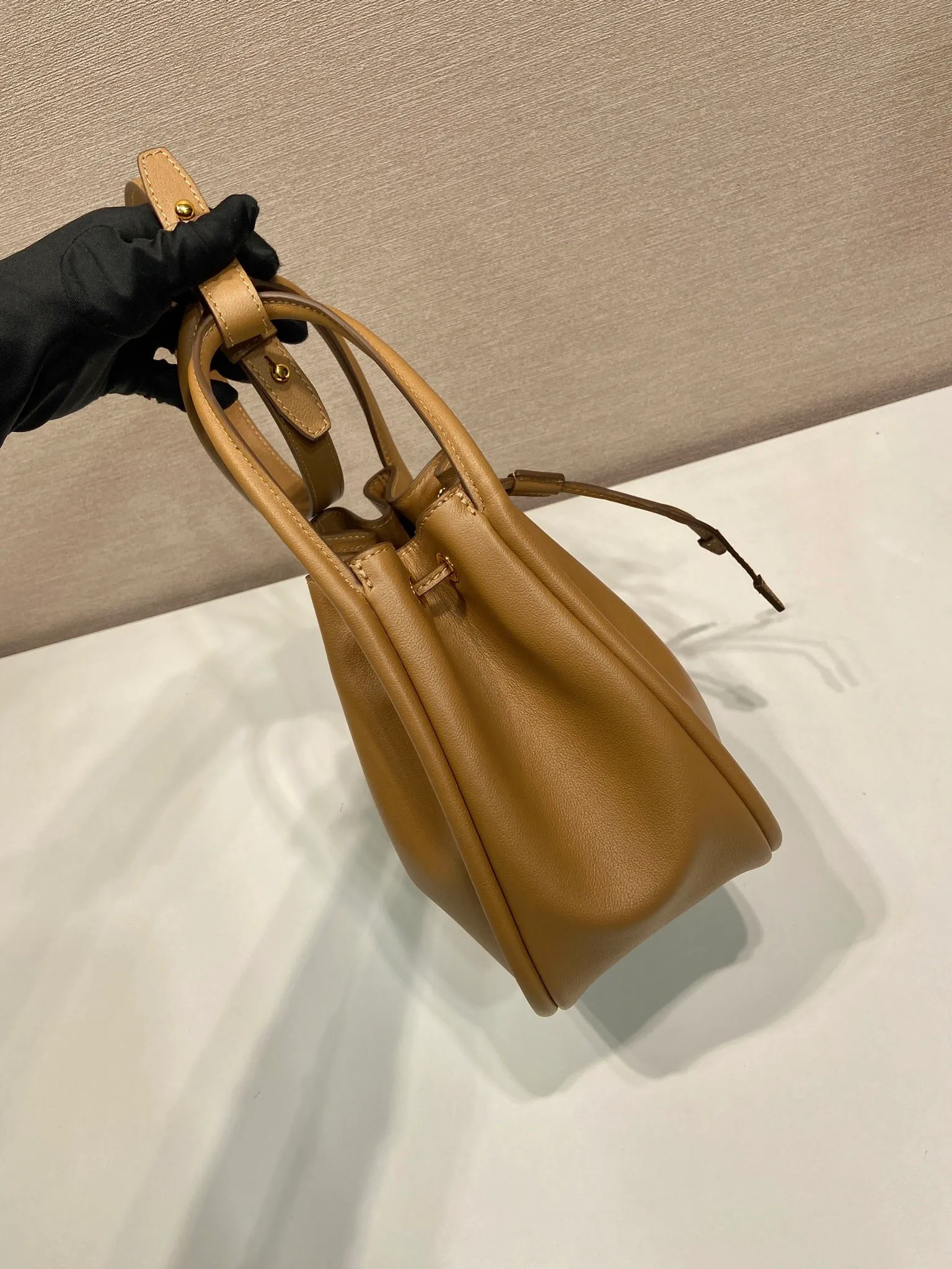 💰1520🎉New bucket bag🎉1BE087🎉🎉 This bucket bag is made of imported calfskin and equipped with a detachable long shoulder strap, which can be carried in various ways. It can be carried by hand or shoulder strap. The bag mouth is designed with a drawstring. It is highly functional and perfect. It has a large space and the upper body effect is beautiful and fashionable. Baby, hurry up and get it🎉🎉 Length 22x Height 21x Bottom 10.5cm🎉🎉🎉💰💰💰
