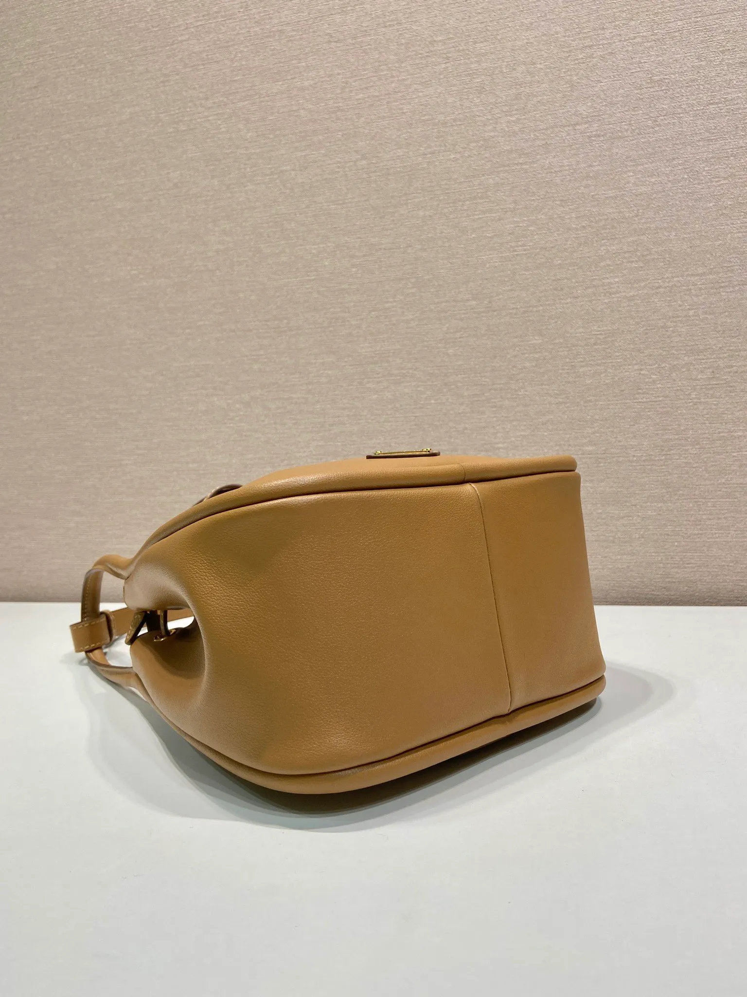 💰1520🎉New bucket bag🎉1BE087🎉🎉 This bucket bag is made of imported calfskin and equipped with a detachable long shoulder strap, which can be carried in various ways. It can be carried by hand or shoulder strap. The bag mouth is designed with a drawstring. It is highly functional and perfect. It has a large space and the upper body effect is beautiful and fashionable. Baby, hurry up and get it🎉🎉 Length 22x Height 21x Bottom 10.5cm🎉🎉🎉💰💰💰