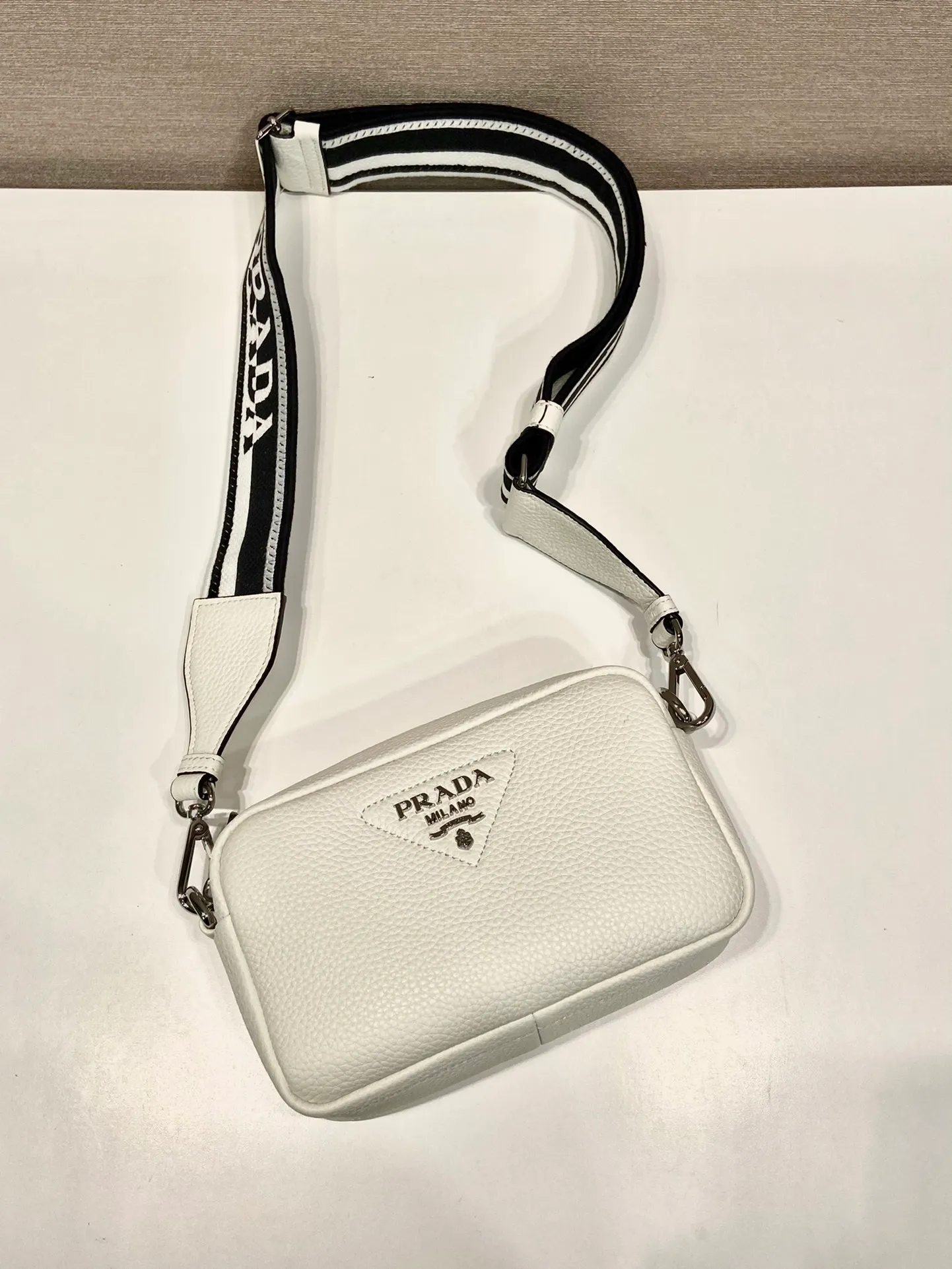 💰1600🎉New double shoulder strap🎉1BH192 single layer small size🎉 This single layer double shoulder strap is made of imported deerskin grain cowhide and equipped with two interchangeable and adjustable long shoulder straps. The combination of fabric webbing and cowhide is perfect😘, versatile for mixing and matching different clothes on different occasions😘, large capacity, super soft feel🎉Hurry up and get it🎉 Length 19x Height 12x Bottom 6cm🎉🎉🎉👏👏👏