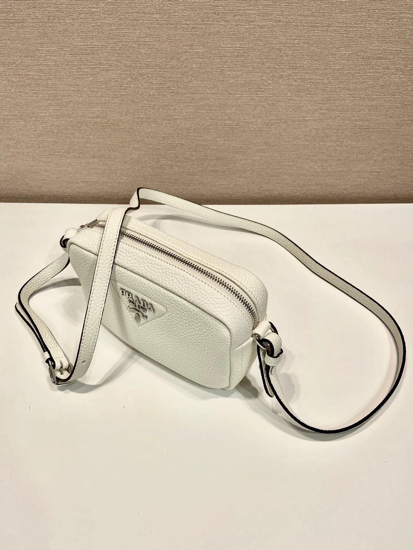 💰1600🎉New double shoulder strap🎉1BH192 single layer small size🎉 This single layer double shoulder strap is made of imported deerskin grain cowhide and equipped with two interchangeable and adjustable long shoulder straps. The combination of fabric webbing and cowhide is perfect😘, versatile for mixing and matching different clothes on different occasions😘, large capacity, super soft feel🎉Hurry up and get it🎉 Length 19x Height 12x Bottom 6cm🎉🎉🎉👏👏👏