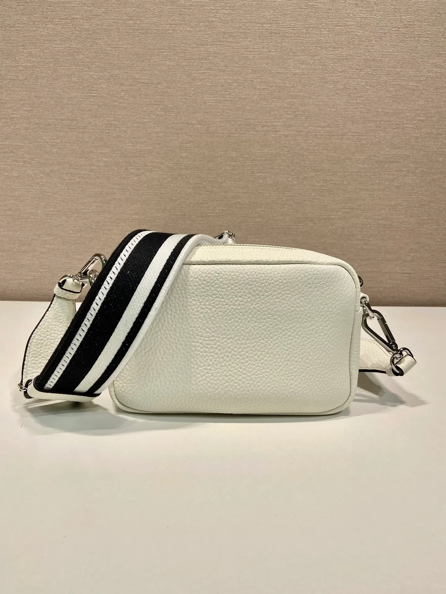 💰1600🎉New double shoulder strap🎉1BH192 single layer small size🎉 This single layer double shoulder strap is made of imported deerskin grain cowhide and equipped with two interchangeable and adjustable long shoulder straps. The combination of fabric webbing and cowhide is perfect😘, versatile for mixing and matching different clothes on different occasions😘, large capacity, super soft feel🎉Hurry up and get it🎉 Length 19x Height 12x Bottom 6cm🎉🎉🎉👏👏👏