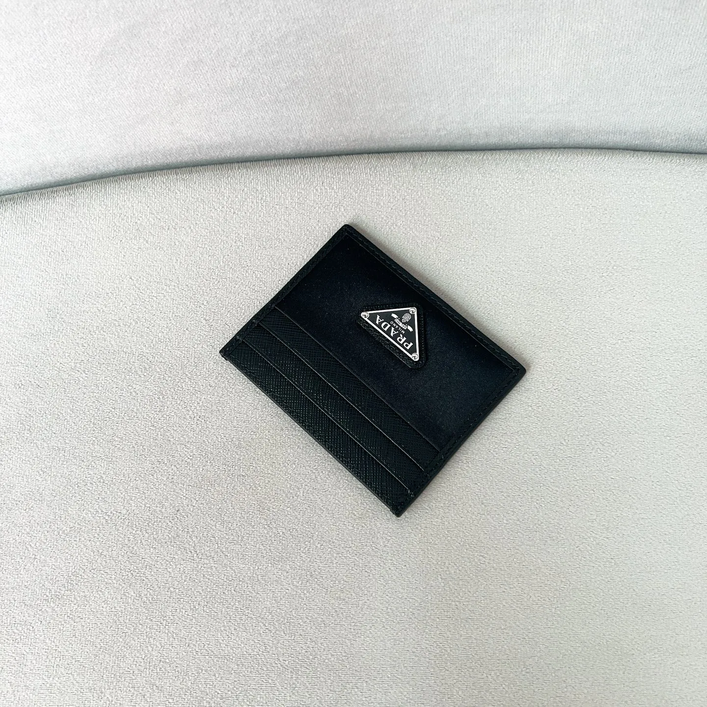 💰380✨New product launch✨The new oil wax pickup bag 2MC025 is made of imported oil wax leather. The design is simple and distinctive. Exquisite and fashionable, convenient and practical. The large logo triangular pressure mark is perfectly integrated into the bag body. Six card slots. The perfect details are comparable to the brick cabinet Super 5🌟 Size: 10*8cm Black