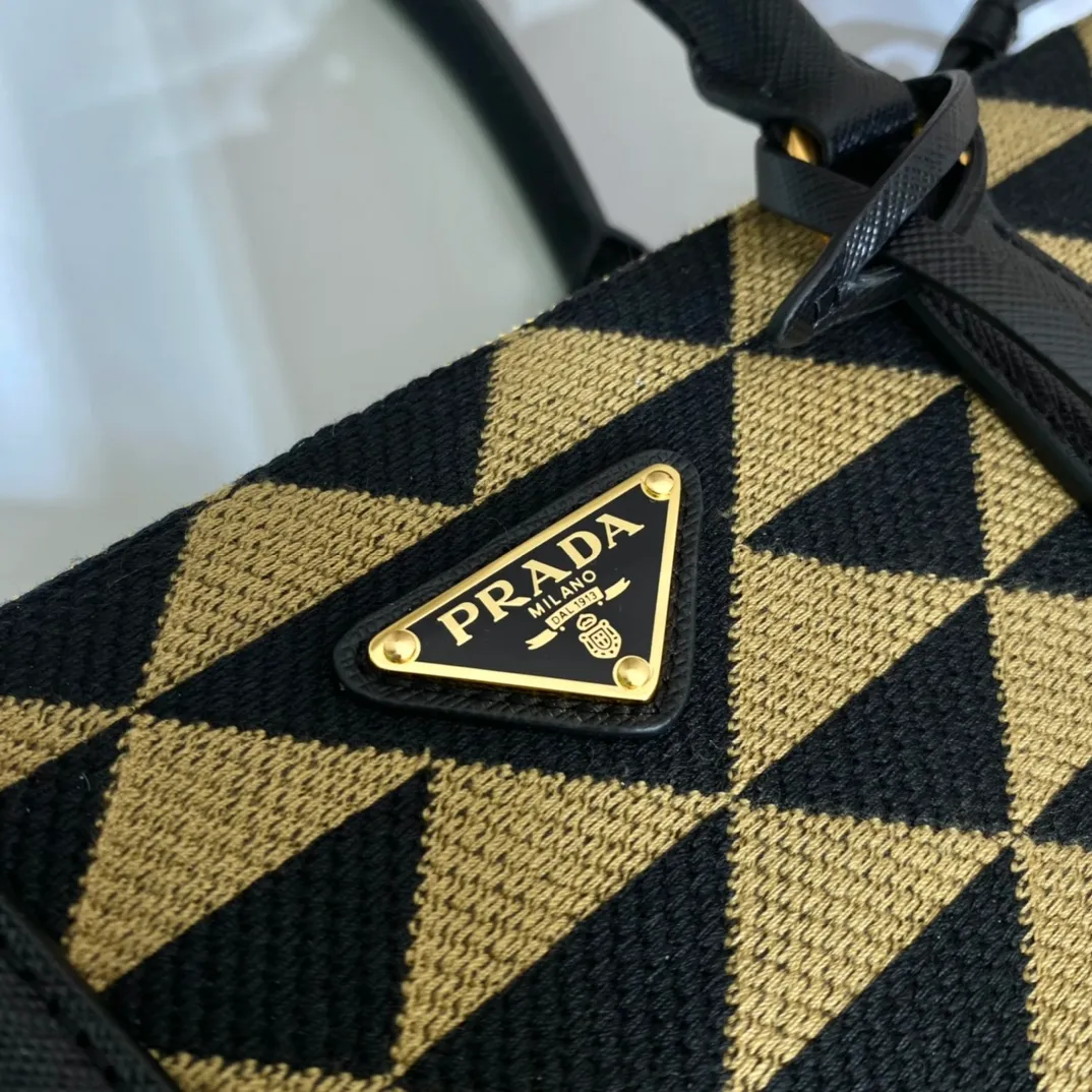 💰1800👏Embroidered fabric bag👏1BA274👏👏Killer bag👌 This embroidered fabric killer bag is made of imported Saffiano leather and unique embroidered fabric👍 The original element is modified with a fabric design, which makes it look particularly fashionable and trendy👏👏Hand-held/equipped with a detachable long shoulder strap, simple and elegant💕so beautiful😘Cute and cool😎, suitable for any occasion. Another hot item recognized by internet celebrities/celebrities👏👏Hurry up and get it😘My dears😘 Length 33x height 24x bottom 15cm👏👏👏