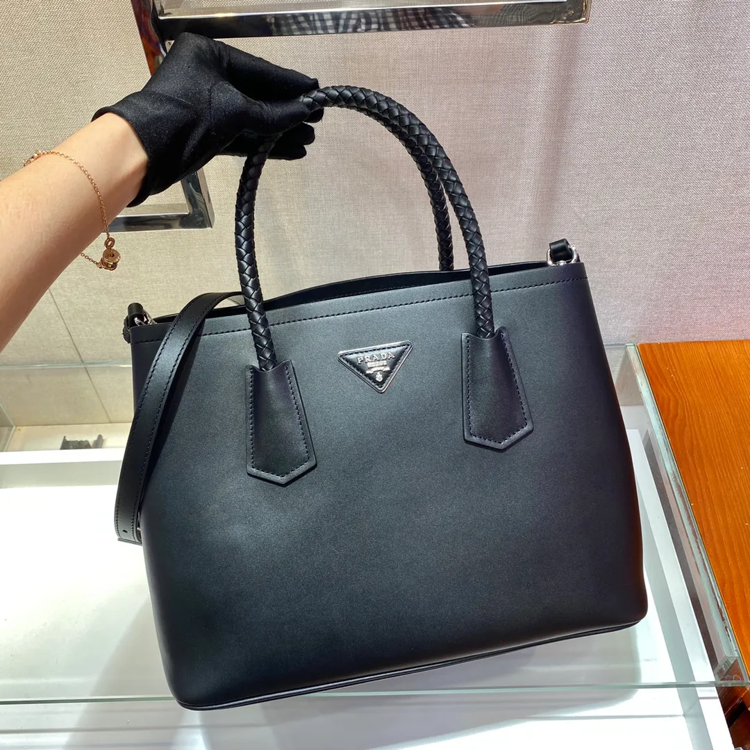 🎉New woven handbag🎉1BG775 woven handle design, detachable and adjustable leather shoulder strap, top metal accessories, leather triangular metal letter logo on the front, side snap buttons, soft sheepskin lining, inner flap pocket, simple, tall and stylish, with large space capacity, and a shopping bag that will never go out of style🙊🙊Hurry up and get it, 💰2000 25 cm Height 14.5 cm Length 33 cm Width