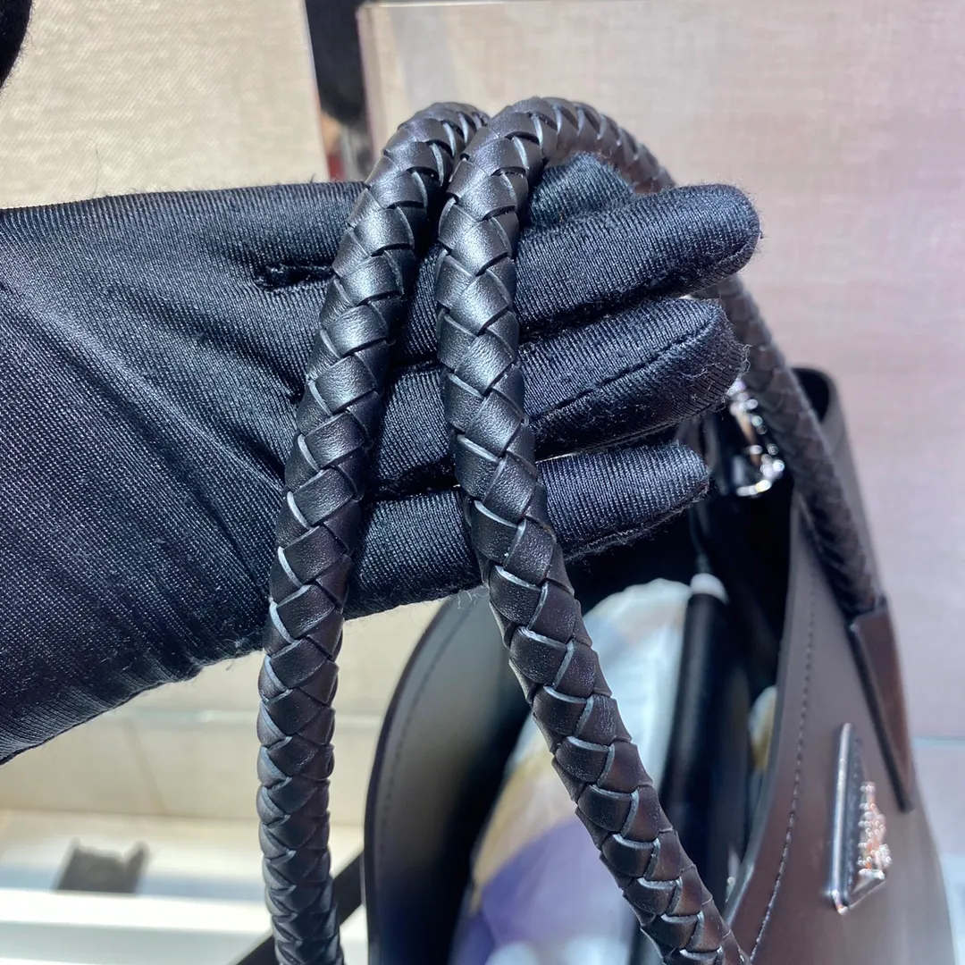 🎉New woven handbag🎉1BG775 woven handle design, detachable and adjustable leather shoulder strap, top metal accessories, leather triangular metal letter logo on the front, side snap buttons, soft sheepskin lining, inner flap pocket, simple, tall and stylish, with large space capacity, and a shopping bag that will never go out of style🙊🙊Hurry up and get it, 💰2000 25 cm Height 14.5 cm Length 33 cm Width