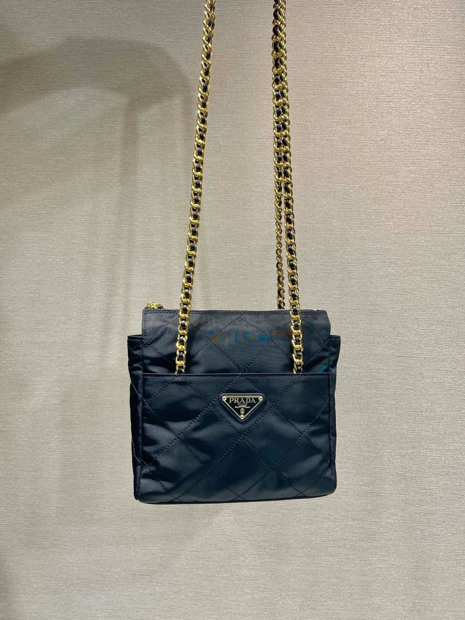 💰1060🎉Middle-hand crossbody bag🎉🎉🎉1BD647🎉🎉 This Vintage middle-aged chain diamond hobo bag has a great design👏👏 Purely handmade nylon rhombus design, with 2 pockets on the front and back, can be worn on one shoulder or across the body, and the imported black gold chain is really an eternal theme of vintage😘😘It is simple and elegant, with large capacity and space👍The upper body is particularly trendy, versatile and fashionable. No matter casual or formal, they all have a stable temperament. Hurry up and get it🙊I love this second-hand hobo bag😘😘 Length 19.5x Height 20.5x Bottom 6cm