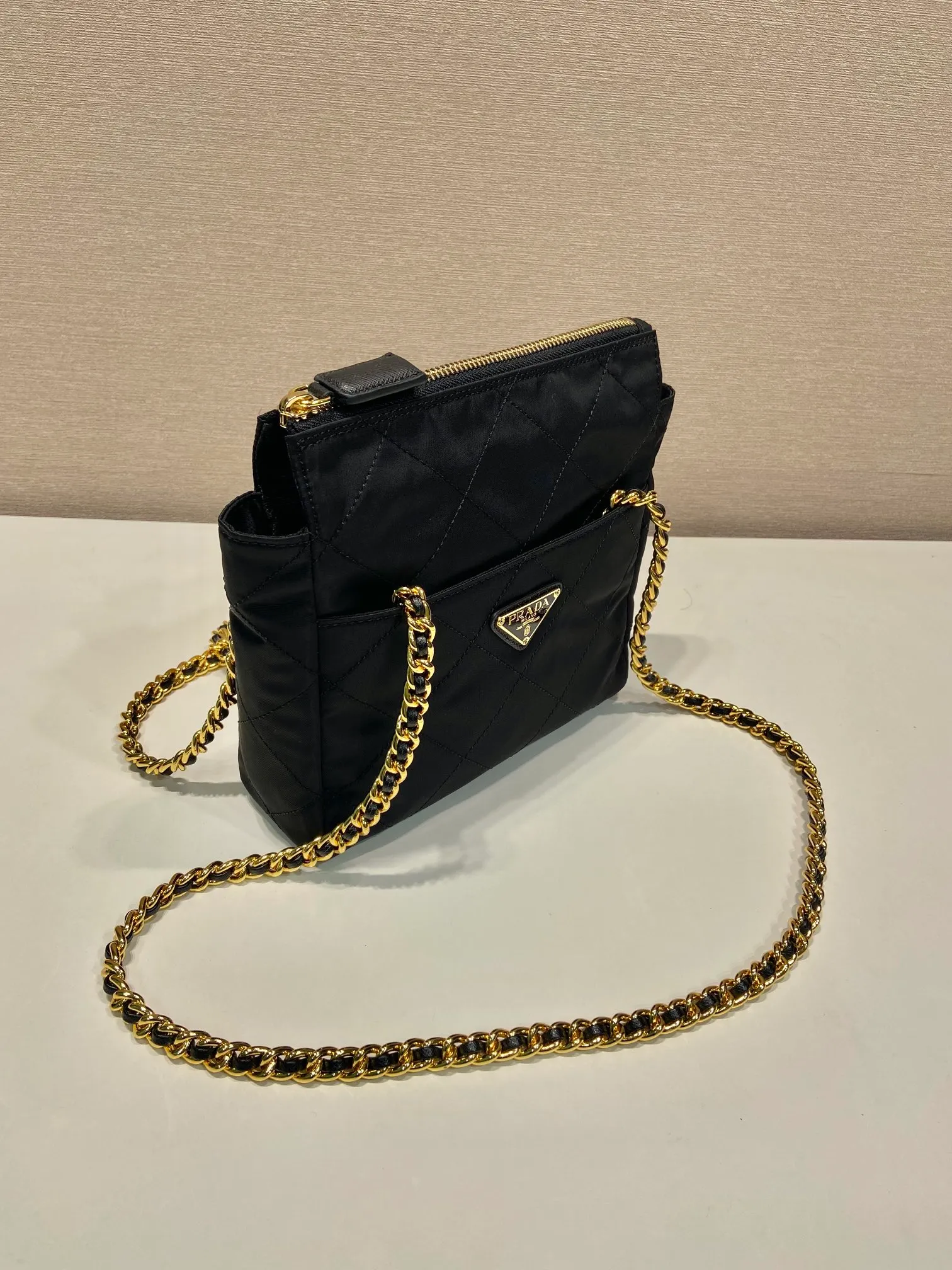 💰1060🎉Middle-hand crossbody bag🎉🎉🎉1BD647🎉🎉 This Vintage middle-aged chain diamond hobo bag has a great design👏👏 Purely handmade nylon rhombus design, with 2 pockets on the front and back, can be worn on one shoulder or across the body, and the imported black gold chain is really an eternal theme of vintage😘😘It is simple and elegant, with large capacity and space👍The upper body is particularly trendy, versatile and fashionable. No matter casual or formal, they all have a stable temperament. Hurry up and get it🙊I love this second-hand hobo bag😘😘 Length 19.5x Height 20.5x Bottom 6cm
