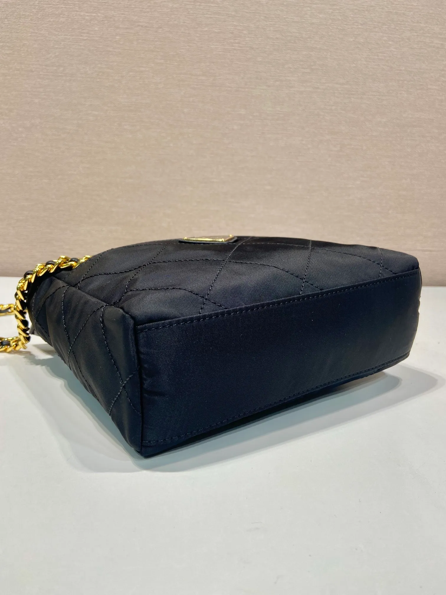 💰1060🎉Middle-hand crossbody bag🎉🎉🎉1BD647🎉🎉 This Vintage middle-aged chain diamond hobo bag has a great design👏👏 Purely handmade nylon rhombus design, with 2 pockets on the front and back, can be worn on one shoulder or across the body, and the imported black gold chain is really an eternal theme of vintage😘😘It is simple and elegant, with large capacity and space👍The upper body is particularly trendy, versatile and fashionable. No matter casual or formal, they all have a stable temperament. Hurry up and get it🙊I love this second-hand hobo bag😘😘 Length 19.5x Height 20.5x Bottom 6cm