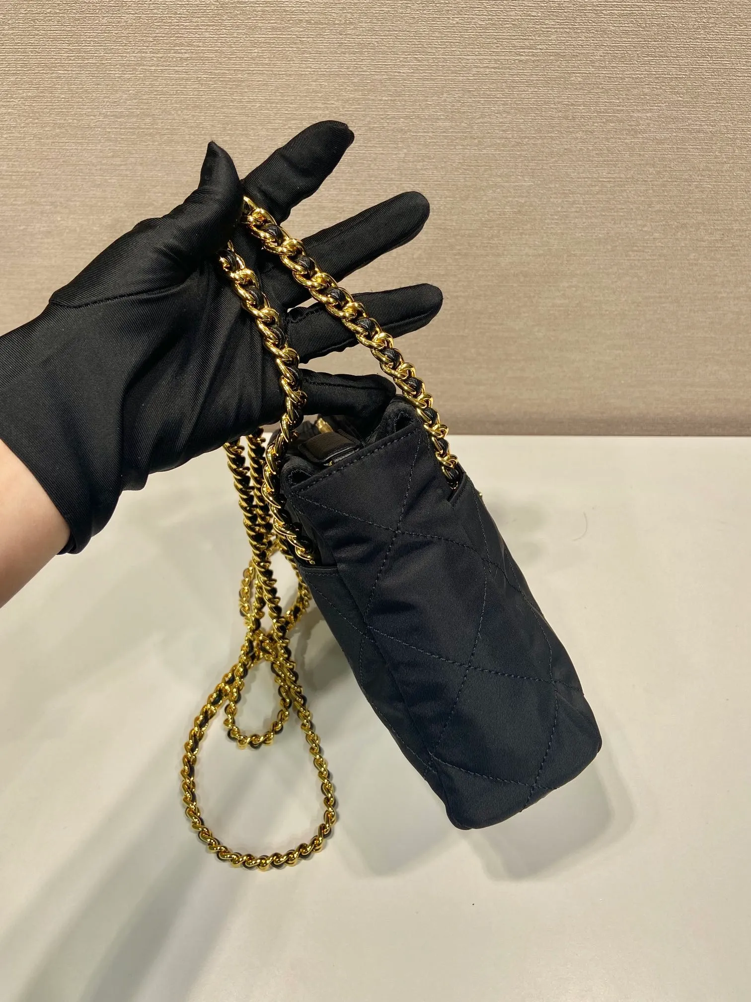 💰1060🎉Middle-hand crossbody bag🎉🎉🎉1BD647🎉🎉 This Vintage middle-aged chain diamond hobo bag has a great design👏👏 Purely handmade nylon rhombus design, with 2 pockets on the front and back, can be worn on one shoulder or across the body, and the imported black gold chain is really an eternal theme of vintage😘😘It is simple and elegant, with large capacity and space👍The upper body is particularly trendy, versatile and fashionable. No matter casual or formal, they all have a stable temperament. Hurry up and get it🙊I love this second-hand hobo bag😘😘 Length 19.5x Height 20.5x Bottom 6cm