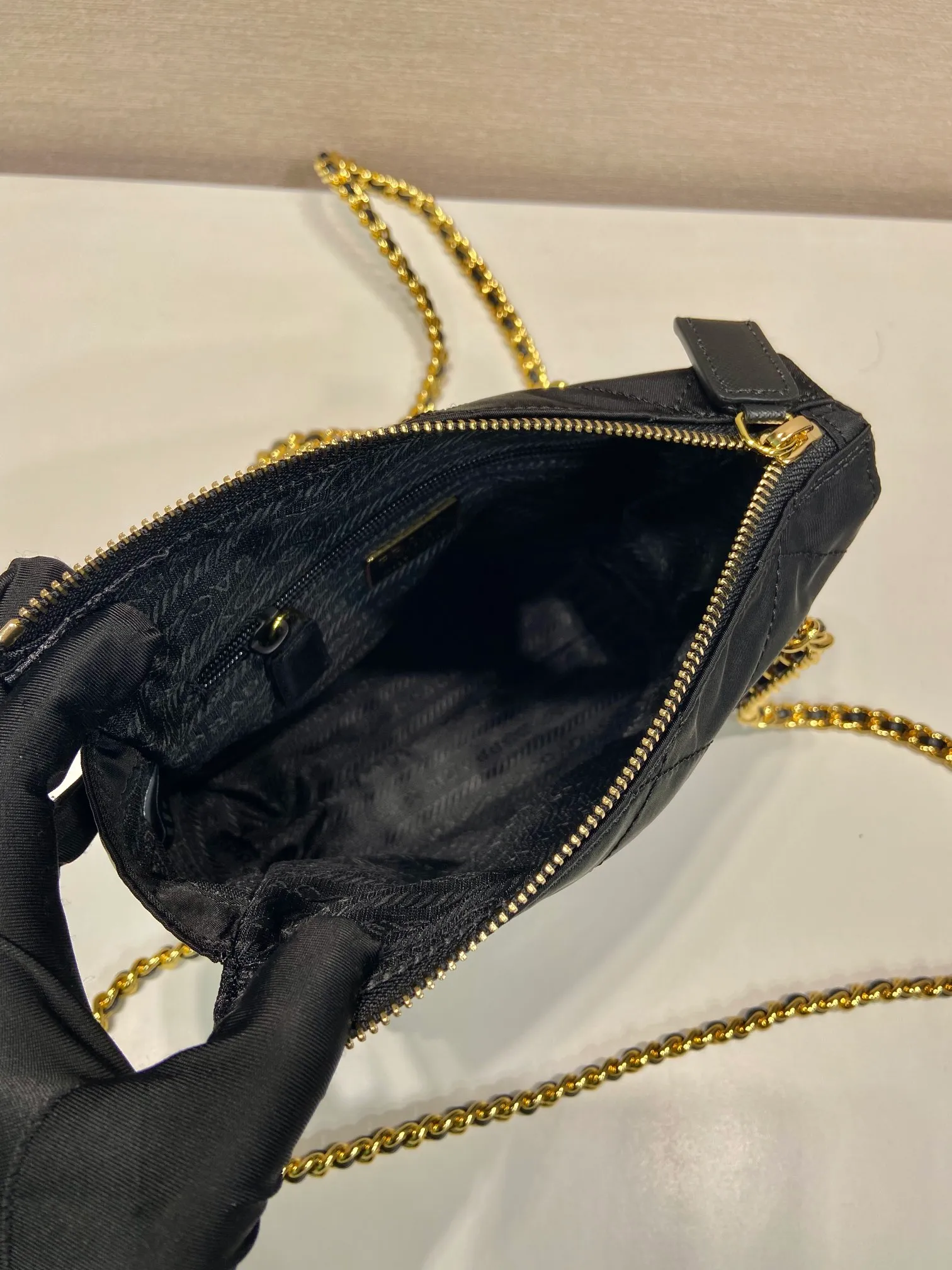 💰1060🎉Middle-hand crossbody bag🎉🎉🎉1BD647🎉🎉 This Vintage middle-aged chain diamond hobo bag has a great design👏👏 Purely handmade nylon rhombus design, with 2 pockets on the front and back, can be worn on one shoulder or across the body, and the imported black gold chain is really an eternal theme of vintage😘😘It is simple and elegant, with large capacity and space👍The upper body is particularly trendy, versatile and fashionable. No matter casual or formal, they all have a stable temperament. Hurry up and get it🙊I love this second-hand hobo bag😘😘 Length 19.5x Height 20.5x Bottom 6cm