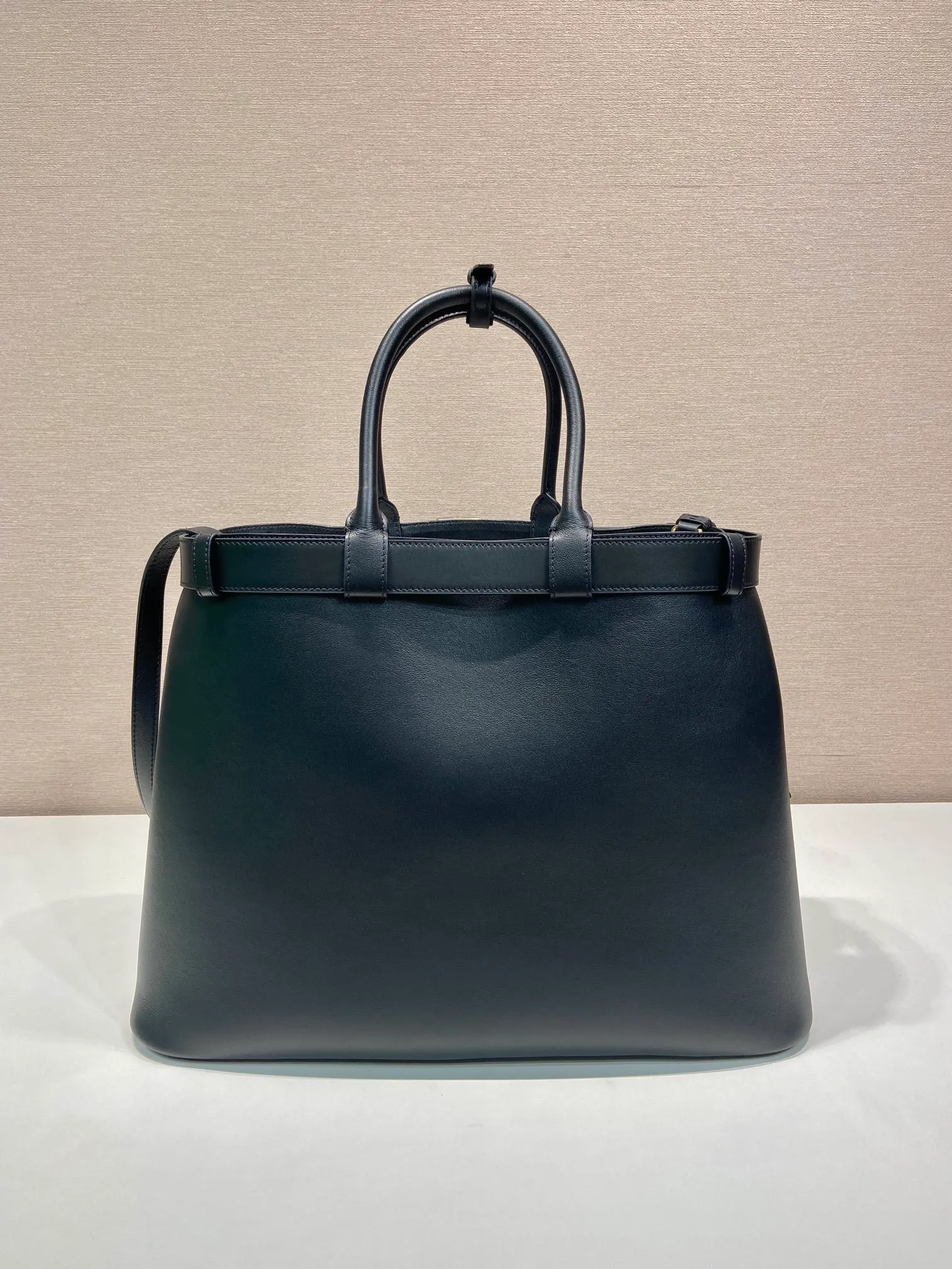 💰2260🎉New men's model🎉1BA419 plus size🎉🎉 This portable men's model is made of imported calfskin with imported sheepskin lining. Simple lines and exquisite elements are intertwined, interpreting the design aesthetics of both elegance and functionality. It not only embodies the modern and simple style, but also comes with replaceable straps and detachable and adjustable long shoulder straps, adding a unique personality embellishment to the entire look. Modern and versatile. Babies who like it, hurry up and get it🎉🎉 Length 44x Height 33x Bottom 17cm🎉🎉🎉👏👏👏