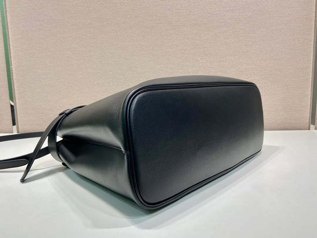 💰2260🎉New men's model🎉1BA419 plus size🎉🎉 This portable men's model is made of imported calfskin with imported sheepskin lining. Simple lines and exquisite elements are intertwined, interpreting the design aesthetics of both elegance and functionality. It not only embodies the modern and simple style, but also comes with replaceable straps and detachable and adjustable long shoulder straps, adding a unique personality embellishment to the entire look. Modern and versatile. Babies who like it, hurry up and get it🎉🎉 Length 44x Height 33x Bottom 17cm🎉🎉🎉👏👏👏