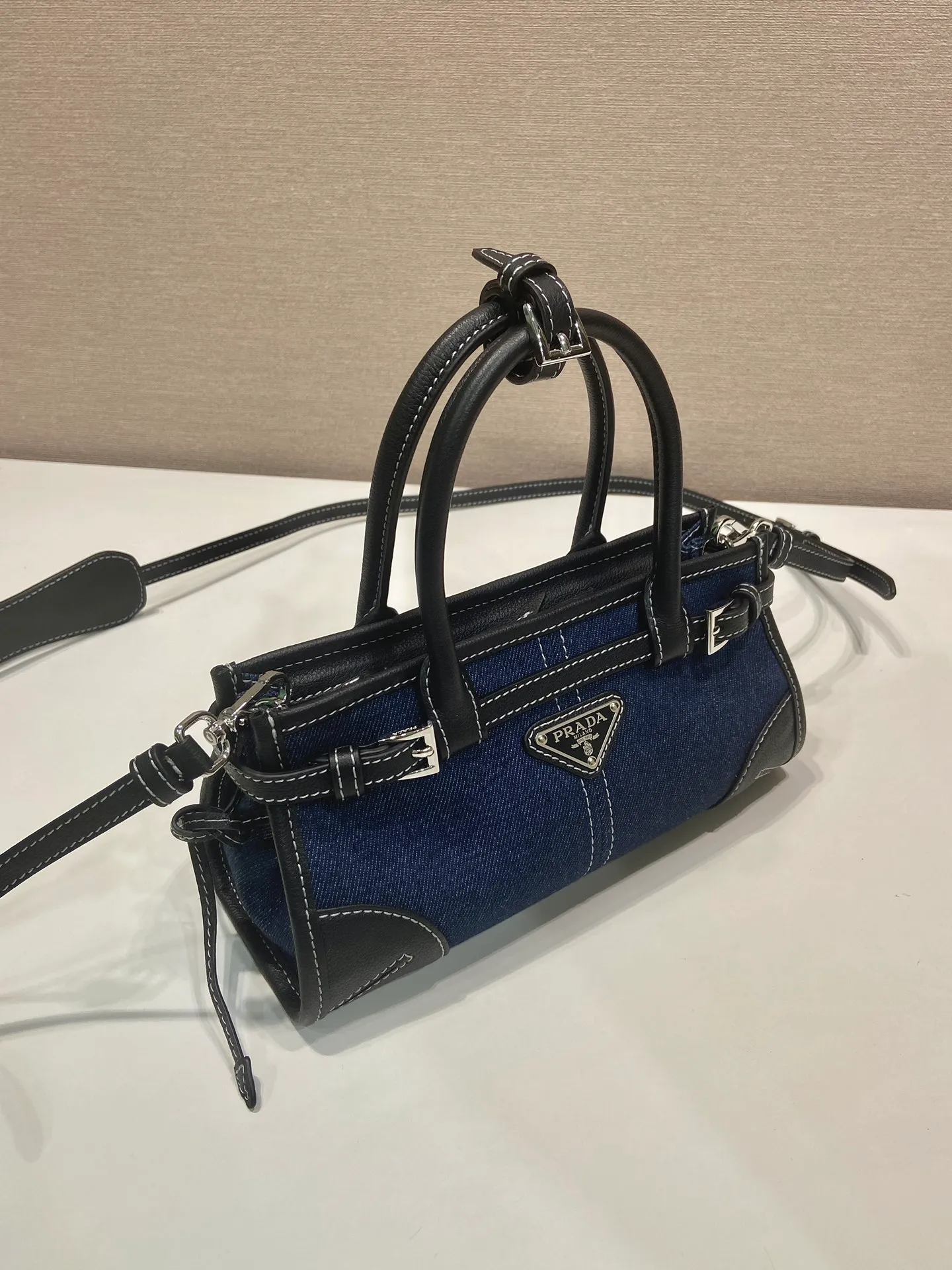 💰1400🎉Softlux denim🎉1BA486 mini size🎉🎉 This mini hand-held crossbody bag is made of imported denim and calf leather. The contrasting colors exude a classic atmosphere. It is equipped with a detachable and adjustable long shoulder strap. It can be worn cross-body, hand-held or shoulder strap to meet all carrying methods. It has a very large capacity and is easy to use. It is definitely a must-have for fashionistas. It is small in size and is really cute. Hurry up and take this retro style handbag home! Length 23.5 Height 12x Bottom 9cm🎉🎉🎉👏👏👏