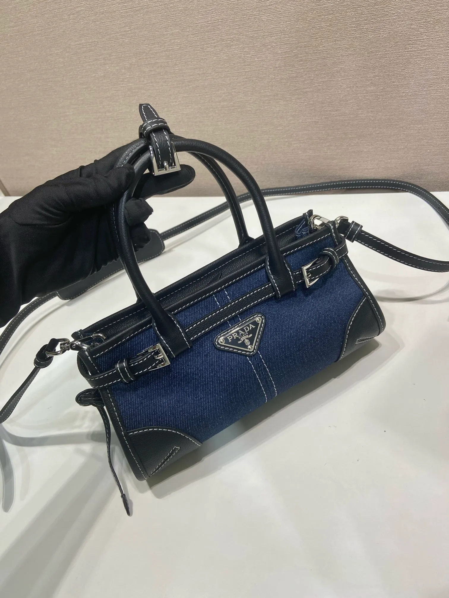 💰1400🎉Softlux denim🎉1BA486 mini size🎉🎉 This mini hand-held crossbody bag is made of imported denim and calf leather. The contrasting colors exude a classic atmosphere. It is equipped with a detachable and adjustable long shoulder strap. It can be worn cross-body, hand-held or shoulder strap to meet all carrying methods. It has a very large capacity and is easy to use. It is definitely a must-have for fashionistas. It is small in size and is really cute. Hurry up and take this retro style handbag home! Length 23.5 Height 12x Bottom 9cm🎉🎉🎉👏👏👏