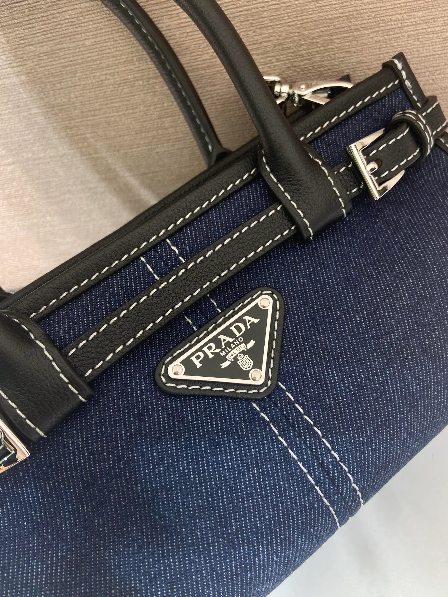 💰1400🎉Softlux denim🎉1BA486 mini size🎉🎉 This mini hand-held crossbody bag is made of imported denim and calf leather. The contrasting colors exude a classic atmosphere. It is equipped with a detachable and adjustable long shoulder strap. It can be worn cross-body, hand-held or shoulder strap to meet all carrying methods. It has a very large capacity and is easy to use. It is definitely a must-have for fashionistas. It is small in size and is really cute. Hurry up and take this retro style handbag home! Length 23.5 Height 12x Bottom 9cm🎉🎉🎉👏👏👏
