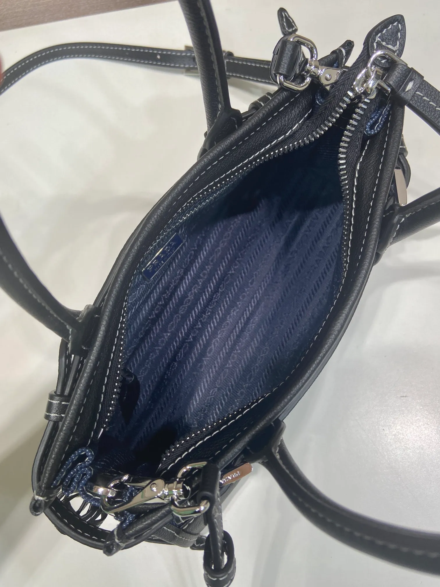 💰1400🎉Softlux denim🎉1BA486 mini size🎉🎉 This mini hand-held crossbody bag is made of imported denim and calf leather. The contrasting colors exude a classic atmosphere. It is equipped with a detachable and adjustable long shoulder strap. It can be worn cross-body, hand-held or shoulder strap to meet all carrying methods. It has a very large capacity and is easy to use. It is definitely a must-have for fashionistas. It is small in size and is really cute. Hurry up and take this retro style handbag home! Length 23.5 Height 12x Bottom 9cm🎉🎉🎉👏👏👏