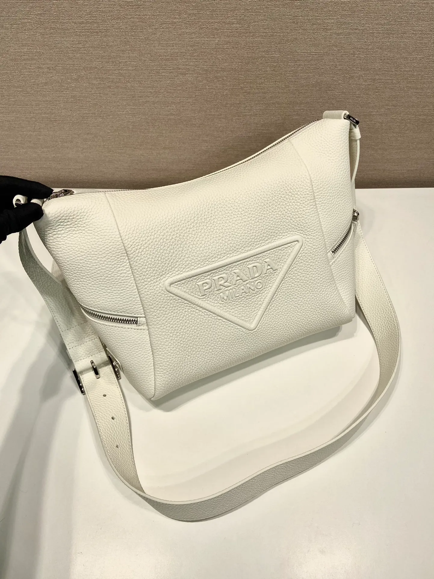 💰1700🎉New messenger bag🎉2VH165🎉🎉 This soft shoulder bag interprets the versatile simple design. The main body is wrapped in a triangle with the engraved logo, subtly decorating the body of the bag. Adjustable long leather shoulder strap, two exterior zipped pockets, interior zipped pocket. The functionality must be strong, and the upper body effect is cool and casual🎉🎉 Length 26x Height 23x Bottom 11cm🎉🎉🎉🍊🍊🍊