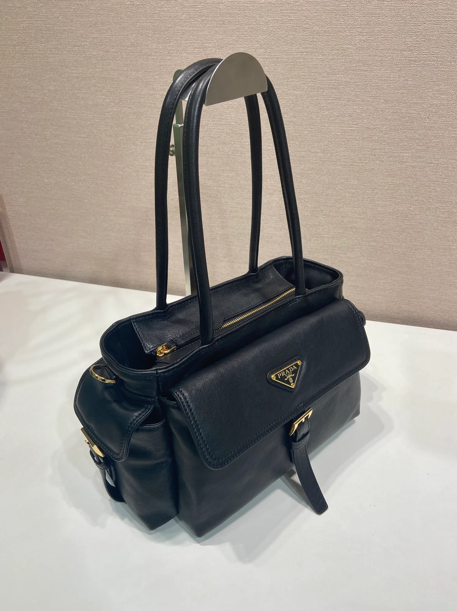 💰1760🎉New handbag🎉1BG596 vegetable soft sheepskin🎉🎉 This handbag is made of imported sheepskin fabric and top-grade hardware. Designed in portable sheepskin fabric, it is equipped with a detachable long shoulder strap, which can be carried on the shoulder/handheld/crossbody/. It is equipped with multiple pockets. It is very functional and has a large capacity. It is perfect. It is also a popular style that will never go out of style. Get it now🎉🎉 Length 31x Height 17x Bottom 11cm🎉🎉🎉💰💰💰