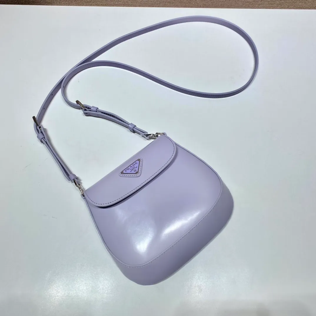 💰1120🎉mini🎉1BH188🎉🎉Dream Purple🎉🎉 Cleo series handbags reinterpret the brand’s iconic archive design and witness the fusion of classicism and futurism. This curved mini shoulder bag has simple and stylish lines, and the unique slanted bottom and sides give the bag a refined style. The handle is equipped with an extension strap, which can be carried by hand or worn cross-body. Lightweight and fashionable🎉🎉, get it now🎉🎉 Length 17x Height 14.5x Bottom 7cm