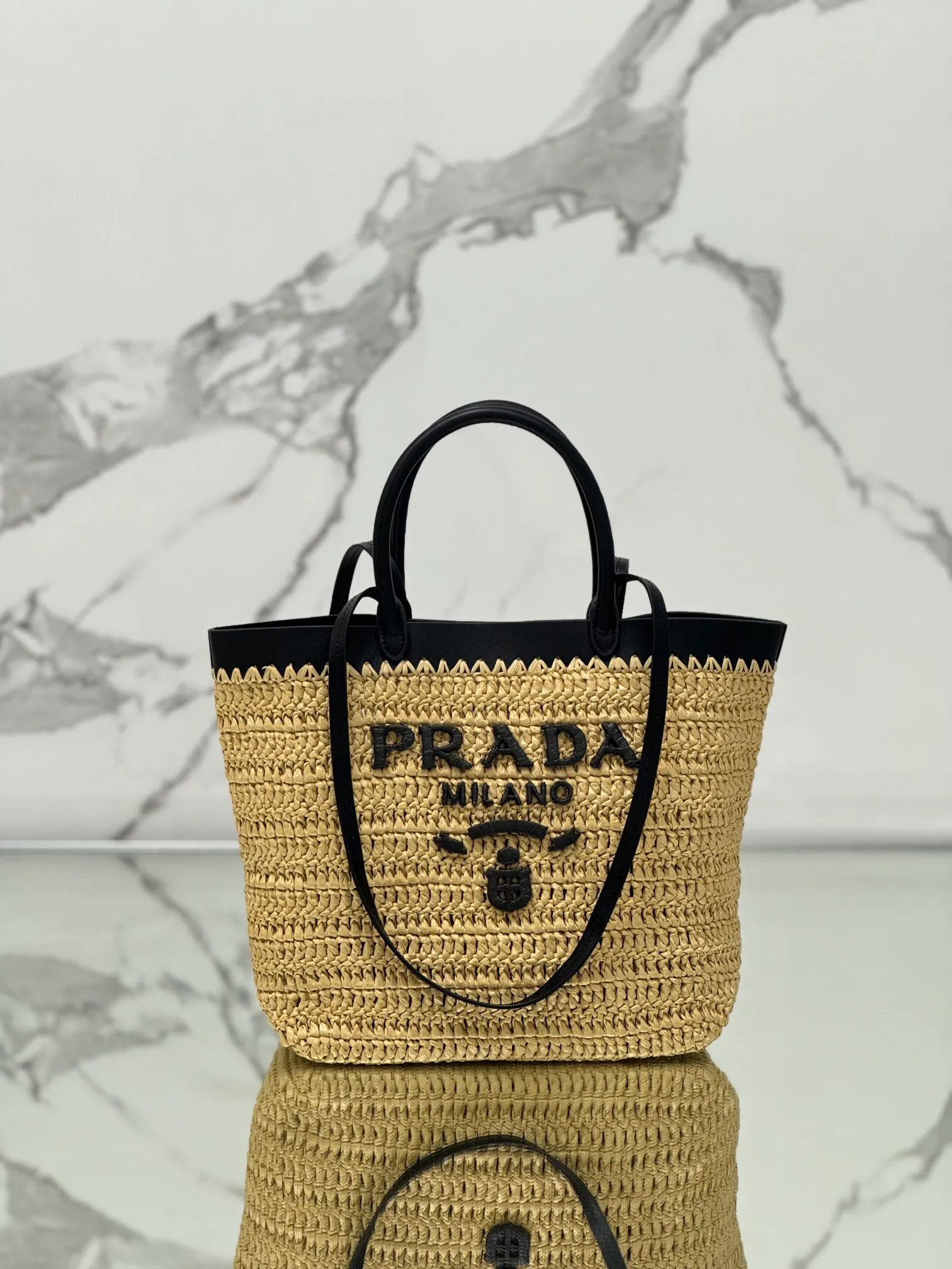 💰1500 (medium) New straw tote bag, this modern and sophisticated tote bag combines crochet craftsmanship and leather details to create a summer atmosphere. Double cowhide handles can be used as a handbag or shoulder bag, and the front is decorated with a contrasting embroidered letter logo for added recognition. The exquisite woven bag body exudes a strong spring and summer atmosphere~ It can give an unparalleled high-end texture simply by carrying it. It has large space capacity and is a classic hot style. Size: 25×26×15cm Style number: 1BG500