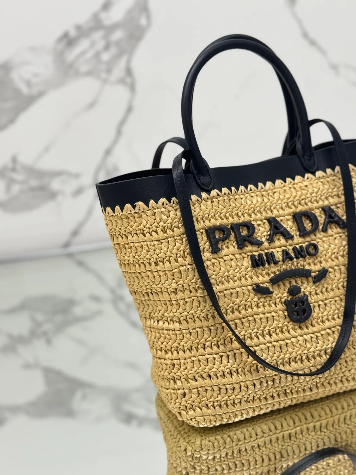 💰1500 (medium) New straw tote bag, this modern and sophisticated tote bag combines crochet craftsmanship and leather details to create a summer atmosphere. Double cowhide handles can be used as a handbag or shoulder bag, and the front is decorated with a contrasting embroidered letter logo for added recognition. The exquisite woven bag body exudes a strong spring and summer atmosphere~ It can give an unparalleled high-end texture simply by carrying it. It has large space capacity and is a classic hot style. Size: 25×26×15cm Style number: 1BG500