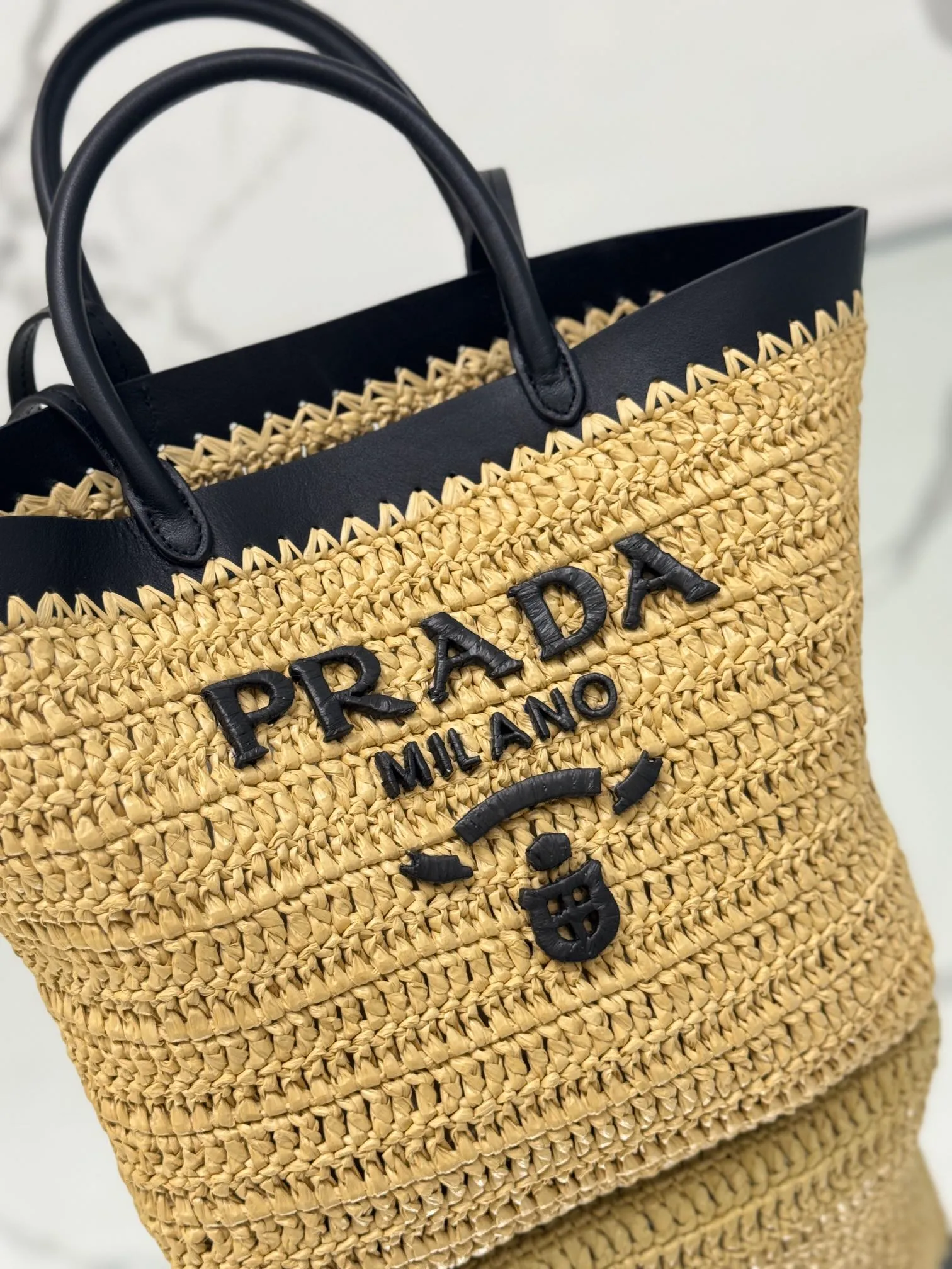 💰1500 (medium) New straw tote bag, this modern and sophisticated tote bag combines crochet craftsmanship and leather details to create a summer atmosphere. Double cowhide handles can be used as a handbag or shoulder bag, and the front is decorated with a contrasting embroidered letter logo for added recognition. The exquisite woven bag body exudes a strong spring and summer atmosphere~ It can give an unparalleled high-end texture simply by carrying it. It has large space capacity and is a classic hot style. Size: 25×26×15cm Style number: 1BG500