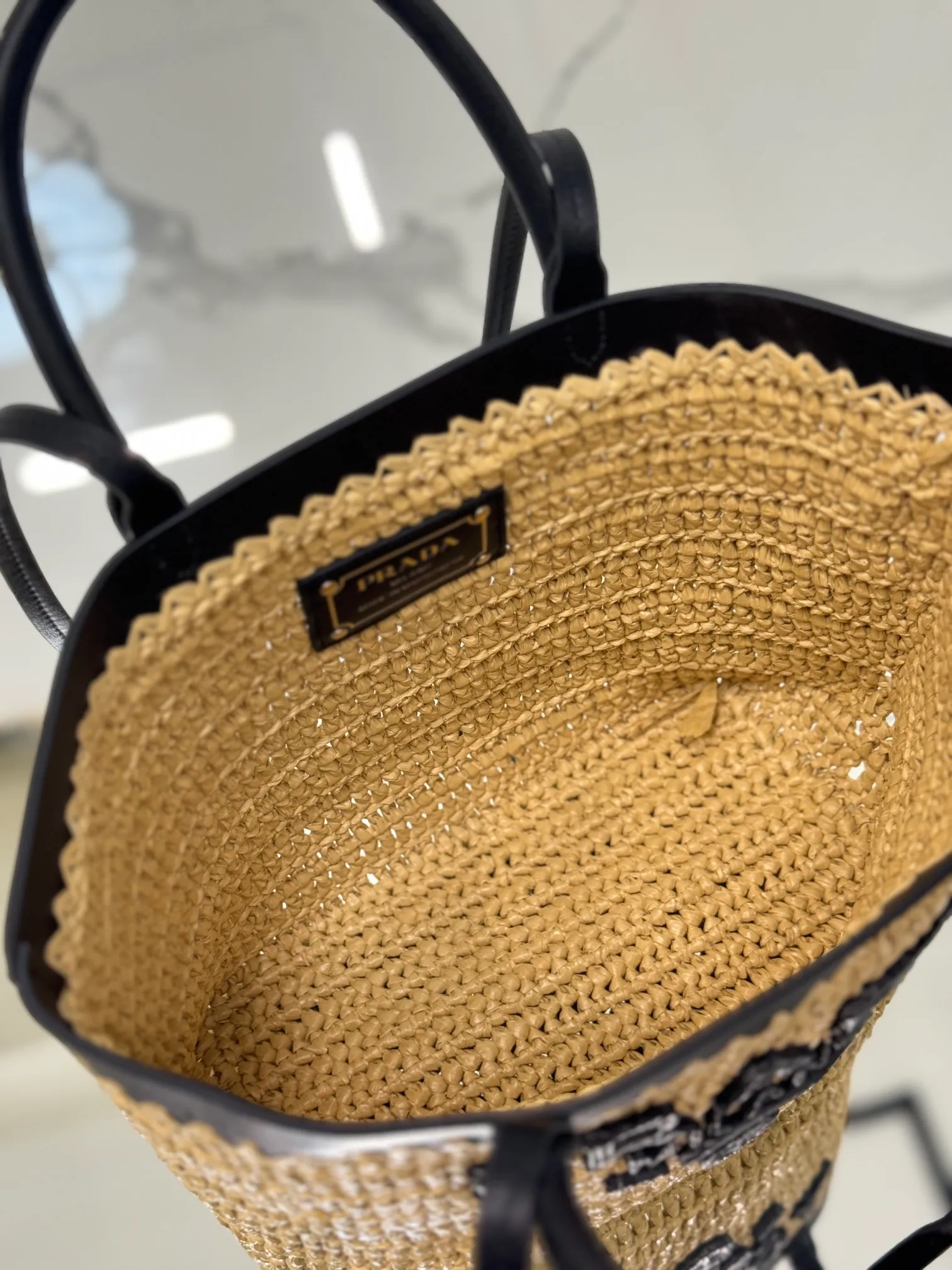 💰1500 (medium) New straw tote bag, this modern and sophisticated tote bag combines crochet craftsmanship and leather details to create a summer atmosphere. Double cowhide handles can be used as a handbag or shoulder bag, and the front is decorated with a contrasting embroidered letter logo for added recognition. The exquisite woven bag body exudes a strong spring and summer atmosphere~ It can give an unparalleled high-end texture simply by carrying it. It has large space capacity and is a classic hot style. Size: 25×26×15cm Style number: 1BG500
