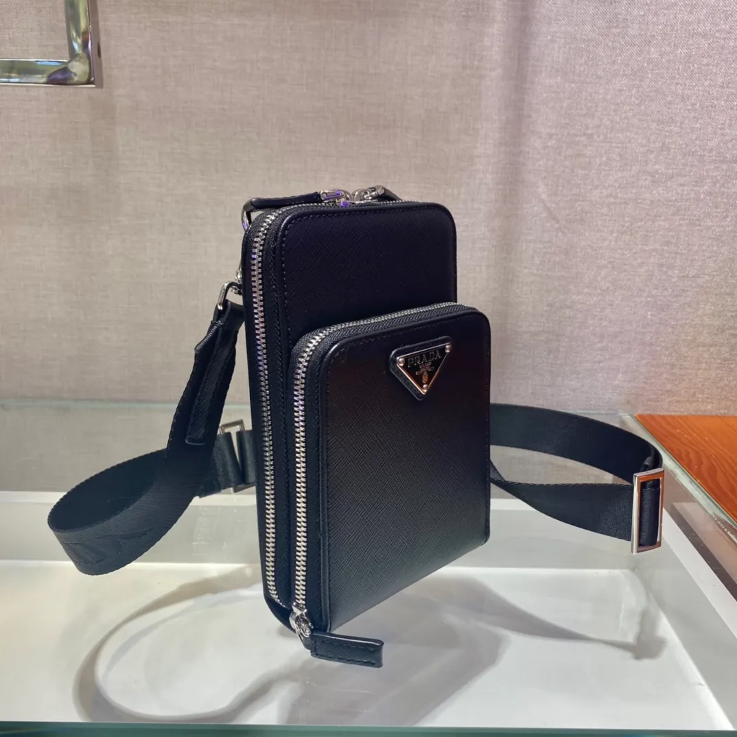 💰1020🎉New mobile phone bag🎉2ZH126 cross pattern🎉🎉 This mobile phone bag is made of cross pattern leather and equipped with a detachable woven nylon shoulder strap. Retro glossy leather has always been favored by the luxury world. It has been the brand's iconic material since it was adopted by P. It has zipper closure and three card slots in the front pocket. The upper body effect is super cool😎. It is suitable for both men and women. It is worth owning. Get it now👏👏 Length 12x height 18 bottom 4cm🎉🎉🎉👏👏👏