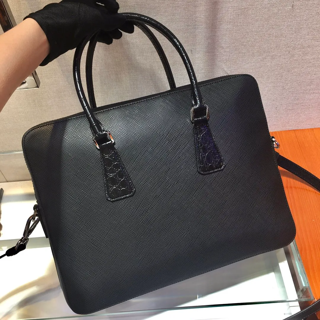 💰2040🎉Exclusive debut🎉2VE368D🎉🎉Original item👍👍Made of imported Saffiano leather material, crocodile leather trim, double handles, top-grade polished stainless steel finish metal accessories, a business compartment : One sliding bag, one zipper bag, two mobile phone pockets, leather lining, triangular enamel logo on the front exterior, this matching pattern looks particularly unique and fashionable, men’s favorite, 😘😘Length 36x Height 28x Bottom 4cm👍👍
