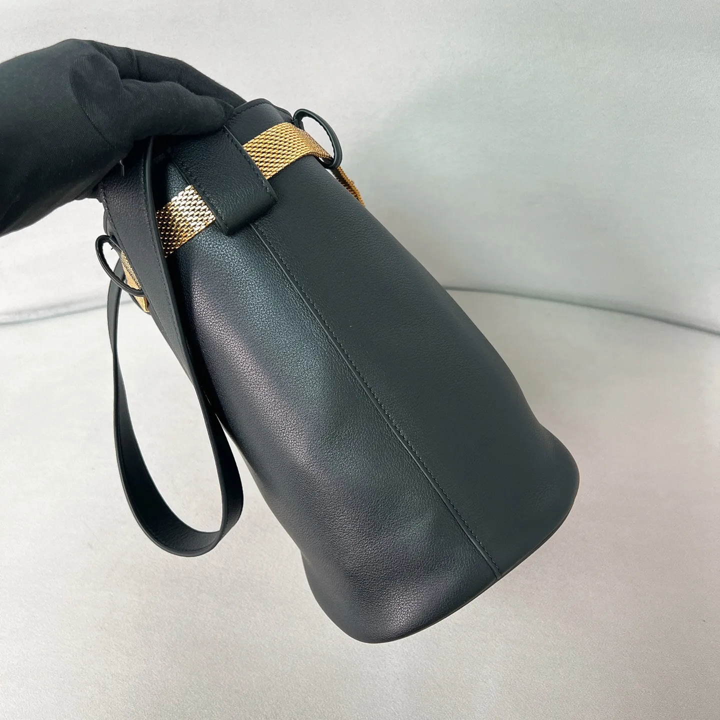💰1700✨New product launch✨2025 spring and summer new product Buckle bucket bag 1BE085 inherits the classic bucket bag shape. The newly designed leather belt has a unique style that makes the bag infinitely dynamic. It is made of chic and noble calfskin. The bag is decorated with metallic mesh design. It is equipped with tortoise shell panel buckle. Elegant and simple bag body design is decorated with unique hardware decoration, showing a refined and elegant aesthetic style. Equipped with an adjustable hand strap, perfect details comparable to brick cabinets, super awesome 5🌟 size: 29*26.5*18cm black