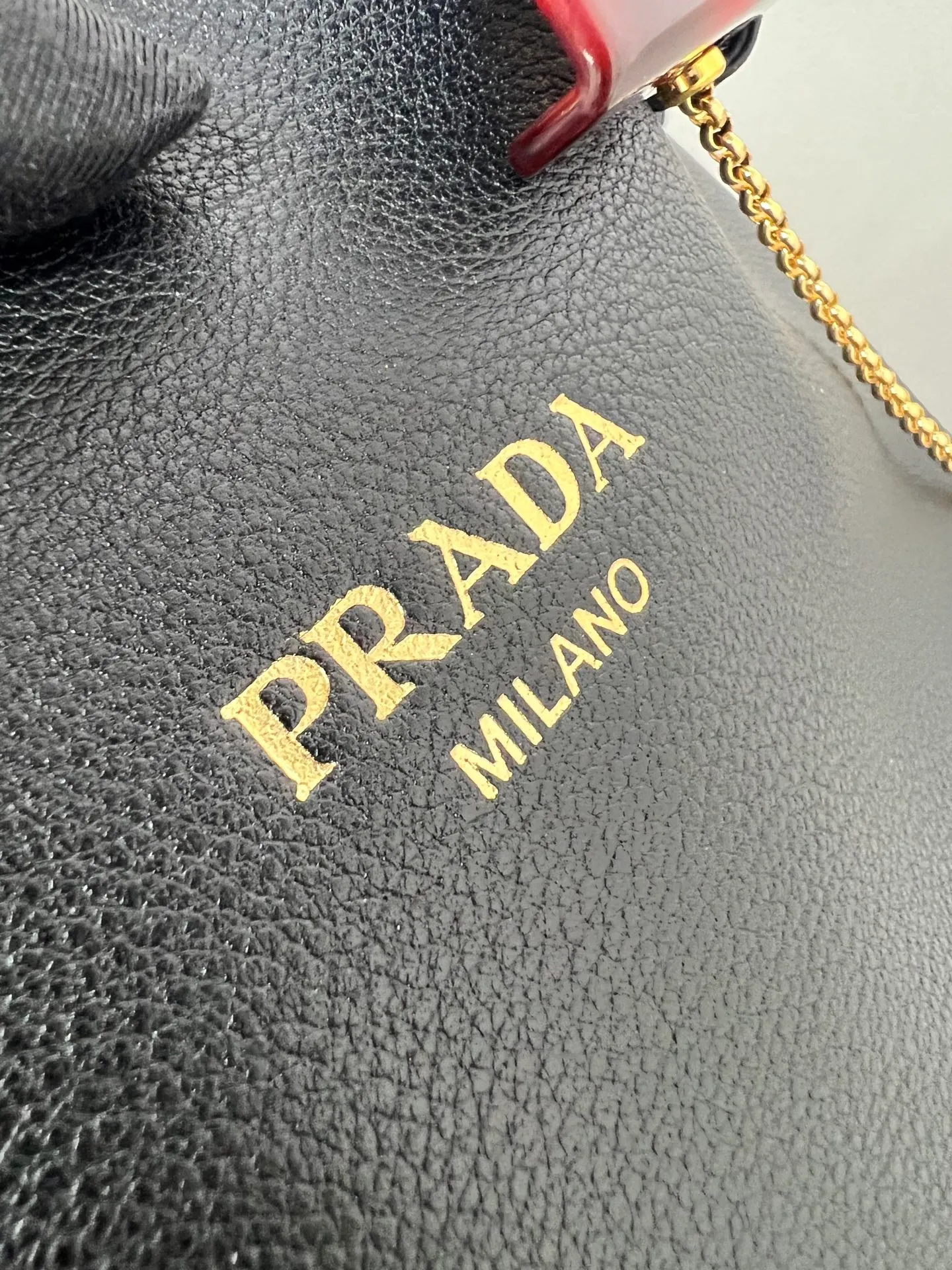 💰1700✨New product launch✨2025 spring and summer new product Buckle bucket bag 1BE085 inherits the classic bucket bag shape. The newly designed leather belt has a unique style that makes the bag infinitely dynamic. It is made of chic and noble calfskin. The bag is decorated with metallic mesh design. It is equipped with tortoise shell panel buckle. Elegant and simple bag body design is decorated with unique hardware decoration, showing a refined and elegant aesthetic style. Equipped with an adjustable hand strap, perfect details comparable to brick cabinets, super awesome 5🌟 size: 29*26.5*18cm black