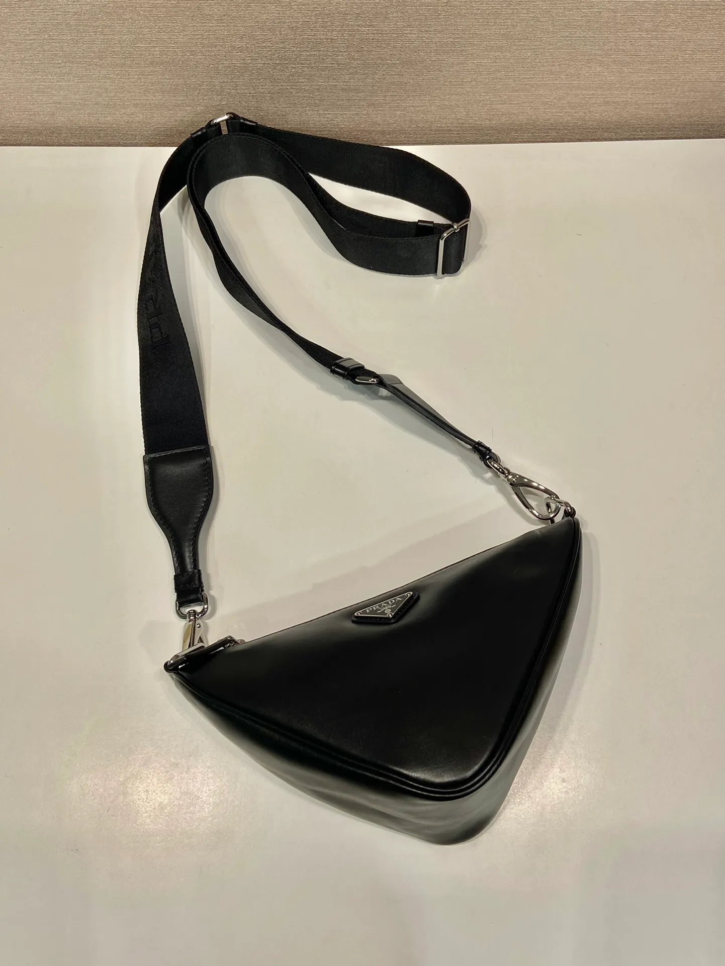 💰1500🎉Upgraded panel triangle bag🎉2VH155 plain texture🎉🎉 This soft leather handbag innovates the brand's iconic geometric shape with rich creativity, deriving a dynamic and versatile design. The bag is embellished with an enameled metal triangle logo and features a detachable nylon and leather shoulder strap for easy carrying in a variety of styles. The capacity is very large and the feel is very soft🎉🎉Universal model for men and women🎉🎉Perfect, hurry up and get it🎉🎉 Length 27x Height 19x Bottom 12cm🎉🎉🎉🍊🍊🍊