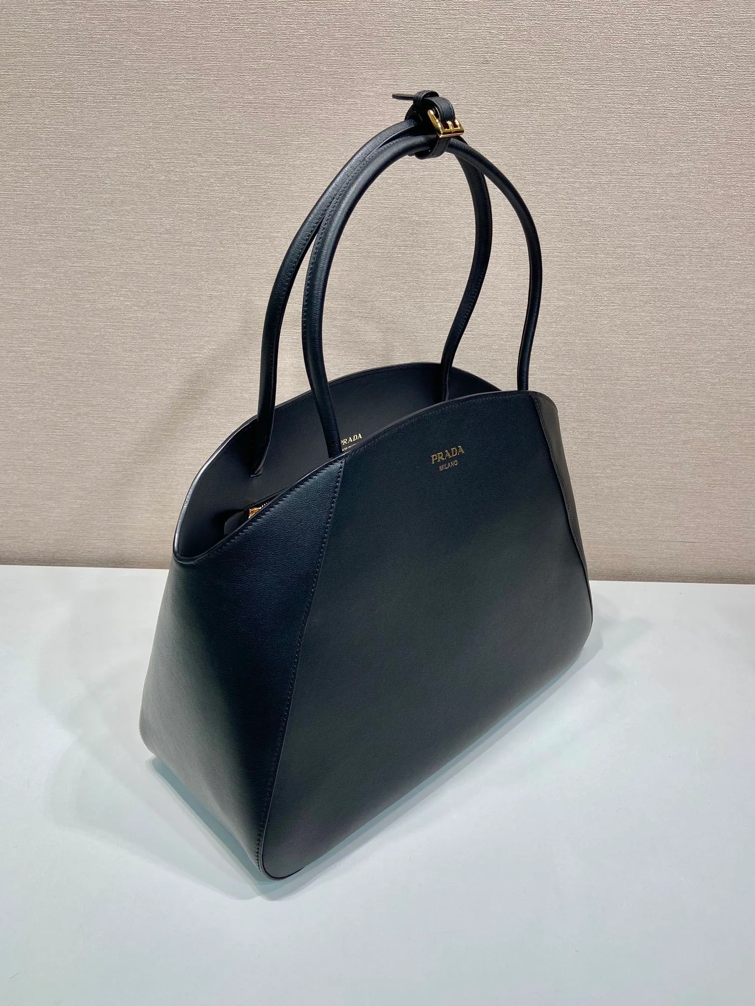 💰1840🎉New style🎉1BG510 Tote Bag🎉🎉 This extra-large leather tote bag has an elegant and smooth shape. It is made of imported calfskin and has a large opening design for easy access to items. Minimalist design with simple yet exquisite details, the handbag is embellished with shiny metal ornaments and exquisite classic letter logo, sublimating the simple and elegant design. Large capacity, simple and practical for babies. Get it now. Worth owning🎉🎉 Length 40x Height 30x Bottom 17cm