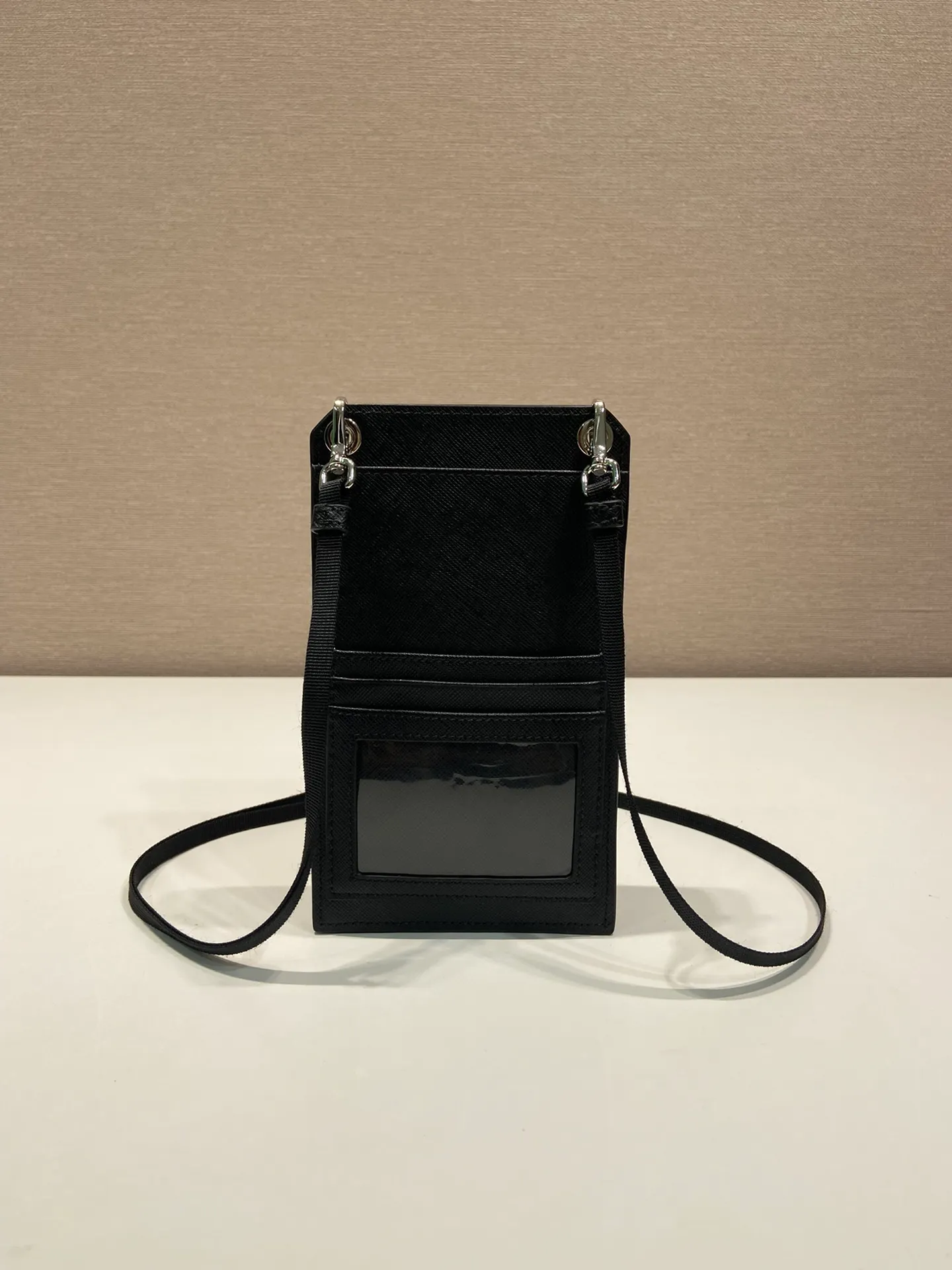 💰760🎉New all-leather mobile phone bag🎉2VZ068👏👏The new mobile phone bag has a super simple and unique shape. It is definitely worth buying for the current super popular small bag trend! It is equipped with a detachable webbing and has a card slot on the back, making it easy to carry when going out. 🙊 For fashionistas who have a lot of bags, I recommend this design. It is simple and elegant. A triangle logo is enough to show the fashionable atmosphere of personality. The back is easy to use for daily use. Recommended for men and women. 👧🏻➕👨🏻 I like the design of PRD so much. Fashion 😘😘 Length 19x Height 11x Bottom 3cm