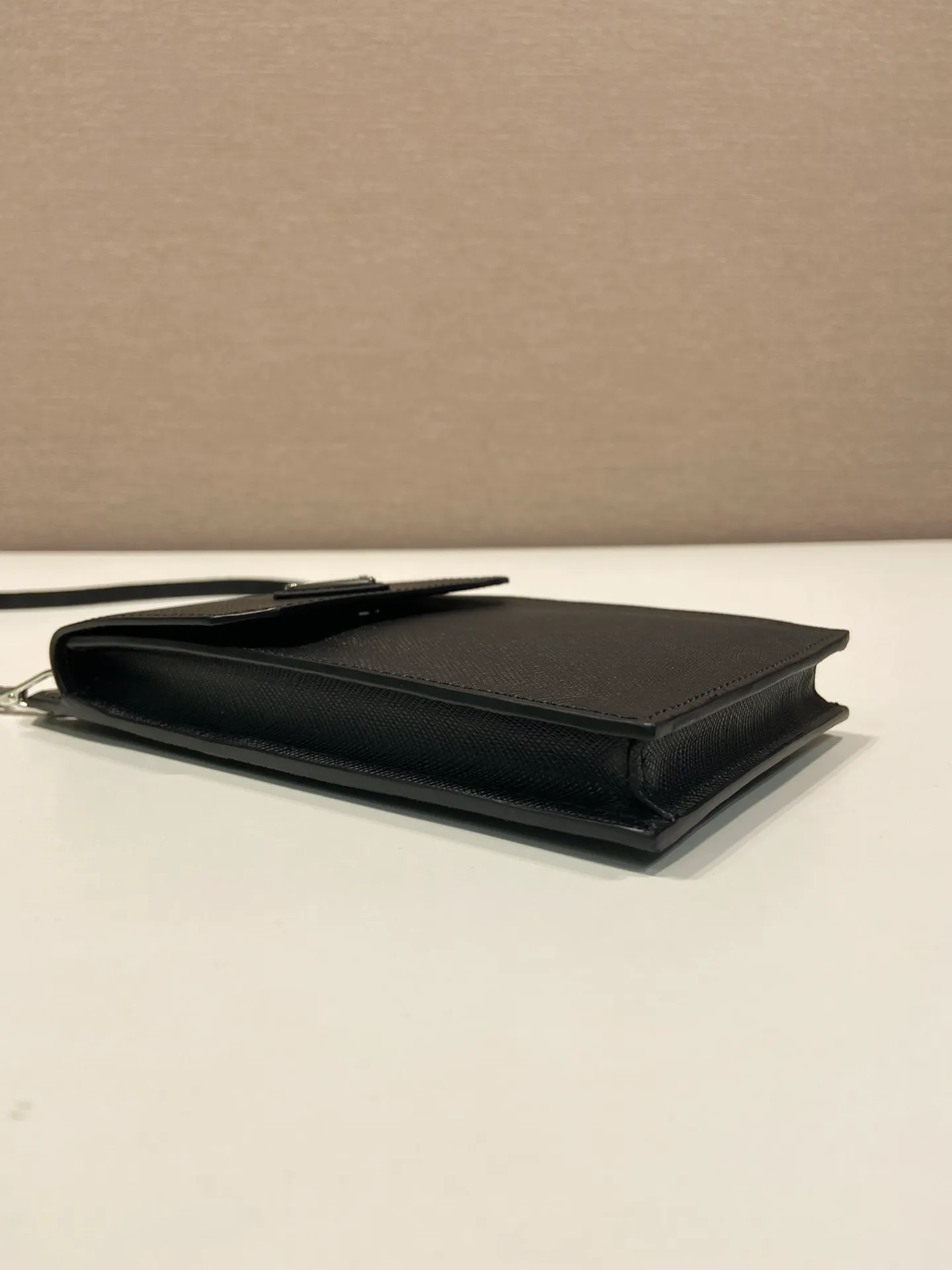 💰760🎉New all-leather mobile phone bag🎉2VZ068👏👏The new mobile phone bag has a super simple and unique shape. It is definitely worth buying for the current super popular small bag trend! It is equipped with a detachable webbing and has a card slot on the back, making it easy to carry when going out. 🙊 For fashionistas who have a lot of bags, I recommend this design. It is simple and elegant. A triangle logo is enough to show the fashionable atmosphere of personality. The back is easy to use for daily use. Recommended for men and women. 👧🏻➕👨🏻 I like the design of PRD so much. Fashion 😘😘 Length 19x Height 11x Bottom 3cm