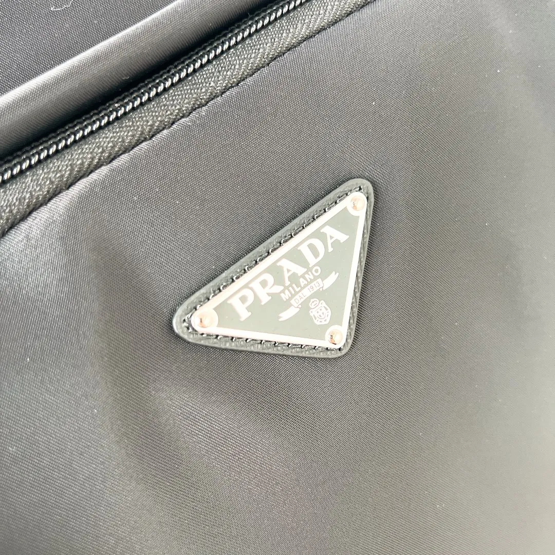 💰1260✨New first release✨2023 autumn and winter new men's nylon tote bag 2VG097 Functional main tote bag Imported parachute fabric Triangular enamel logo on the front Full of fashion Very large capacity with three main compartments More suitable for casual styling It is very convenient to carry on the plane✈ Size: 40*33*15cm Black