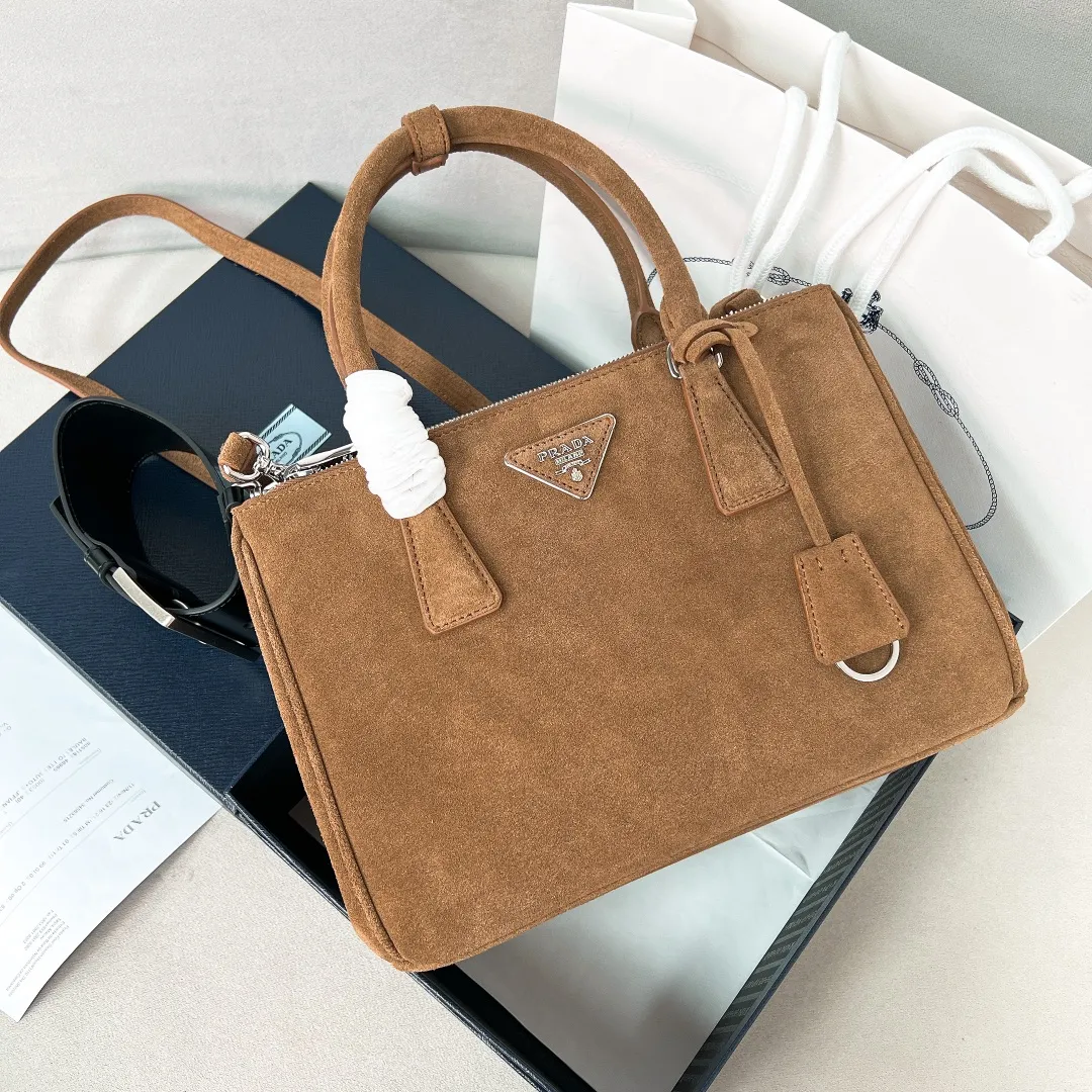 💰1700✨New product launch✨P’s classic Galleria handbag - "Killer Bag" comes in medium size 1BA863 suede. People who know fashion love killer bags. The bag should look like a killer bag. Carefully crafted with imported suede. Minimalist and capable bag shape with triangular metal lettering logo. Double zipper design. The middle main bag has extra large capacity. Double handles and detachable shoulder straps make it It can be carried by hand or carried cross-body. It can be opened and closed with side snap buttons. The bag body changes to add elegance and elegance. It is small and exquisite, adding a playful and fashionable feel. Size 28*12*19.5 suede.