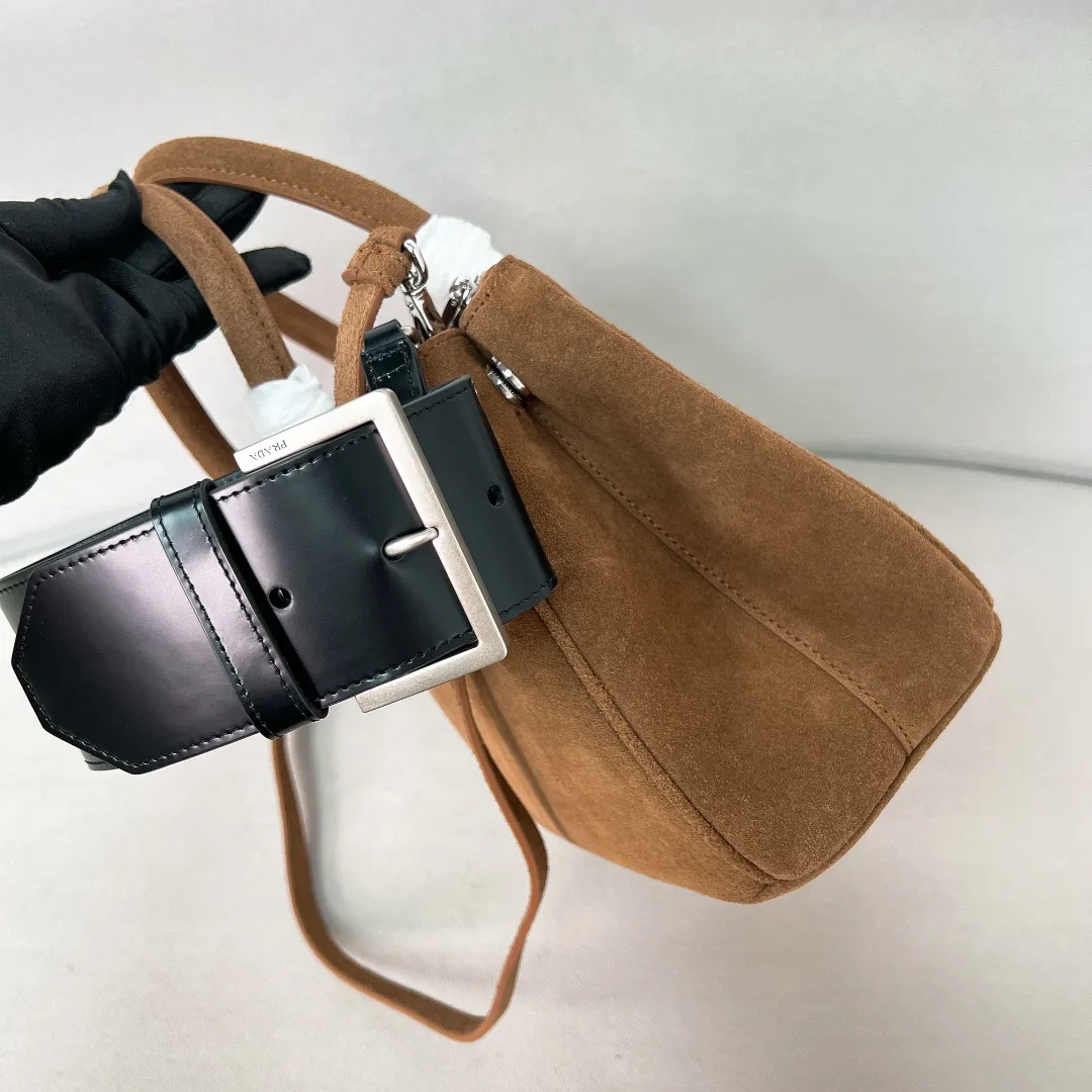 💰1700✨New product launch✨P’s classic Galleria handbag - "Killer Bag" comes in medium size 1BA863 suede. People who know fashion love killer bags. The bag should look like a killer bag. Carefully crafted with imported suede. Minimalist and capable bag shape with triangular metal lettering logo. Double zipper design. The middle main bag has extra large capacity. Double handles and detachable shoulder straps make it It can be carried by hand or carried cross-body. It can be opened and closed with side snap buttons. The bag body changes to add elegance and elegance. It is small and exquisite, adding a playful and fashionable feel. Size 28*12*19.5 suede.