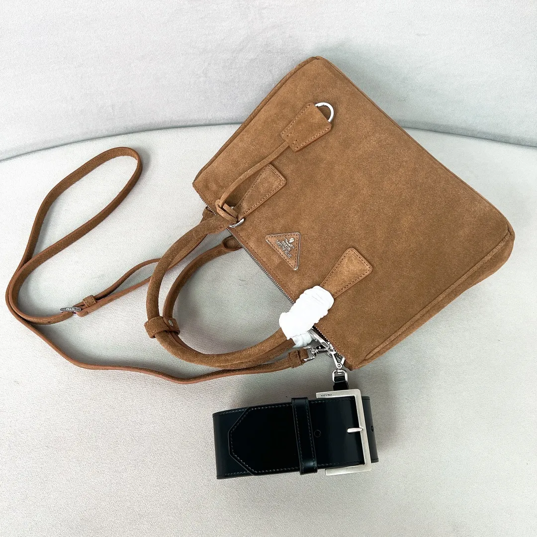 💰1700✨New product launch✨P’s classic Galleria handbag - "Killer Bag" comes in medium size 1BA863 suede. People who know fashion love killer bags. The bag should look like a killer bag. Carefully crafted with imported suede. Minimalist and capable bag shape with triangular metal lettering logo. Double zipper design. The middle main bag has extra large capacity. Double handles and detachable shoulder straps make it It can be carried by hand or carried cross-body. It can be opened and closed with side snap buttons. The bag body changes to add elegance and elegance. It is small and exquisite, adding a playful and fashionable feel. Size 28*12*19.5 suede.