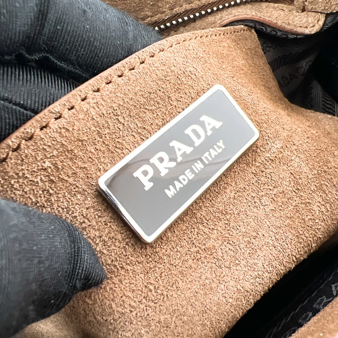 💰1700✨New product launch✨P’s classic Galleria handbag - "Killer Bag" comes in medium size 1BA863 suede. People who know fashion love killer bags. The bag should look like a killer bag. Carefully crafted with imported suede. Minimalist and capable bag shape with triangular metal lettering logo. Double zipper design. The middle main bag has extra large capacity. Double handles and detachable shoulder straps make it It can be carried by hand or carried cross-body. It can be opened and closed with side snap buttons. The bag body changes to add elegance and elegance. It is small and exquisite, adding a playful and fashionable feel. Size 28*12*19.5 suede.