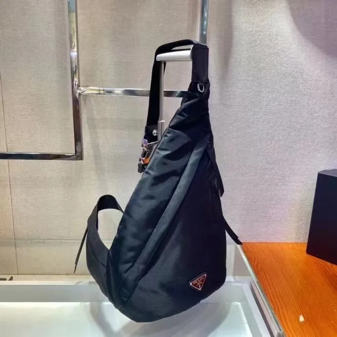 P640¥🎉New chest bag🎉2VZ092🎉🎉The new autumn and winter handbags for men and women advocate fashionable and simple lines. The style of the bag is somewhere between a backpack and a shoulder bag, demonstrating a mixed design style. The adjustable woven nylon shoulder strap with side release buckle highlights functionality, and the signature enameled metal triangle logo highlights the brand's style. Simple and elegant, the upper body effect is very cool😎, if you like it, hurry up and get it🎉🎉Length 26.5x Height 37.5