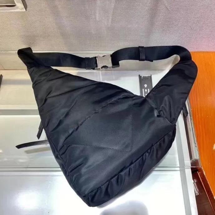 P640¥🎉New chest bag🎉2VZ092🎉🎉The new autumn and winter handbags for men and women advocate fashionable and simple lines. The style of the bag is somewhere between a backpack and a shoulder bag, demonstrating a mixed design style. The adjustable woven nylon shoulder strap with side release buckle highlights functionality, and the signature enameled metal triangle logo highlights the brand's style. Simple and elegant, the upper body effect is very cool😎, if you like it, hurry up and get it🎉🎉Length 26.5x Height 37.5