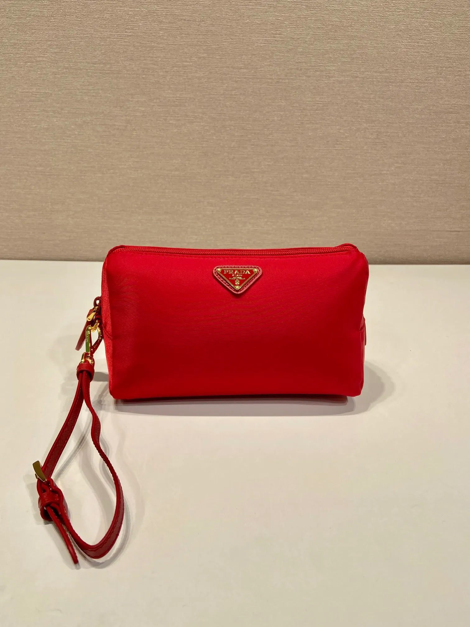 💰560🎉New handbag🎉1NS693 new color🎉🎉 This handbag is made of imported nylon fabric. The white triangle logo embellishes simple lines. The bag opens to reveal a zippered inner pocket. Detachable leather wristband, suitable for both men and women, lightweight and practical, and a popular style that will never go out of style🎉🎉 Length 20x Height 11.5x Base 9cm🎉🎉🎉👏👏👏