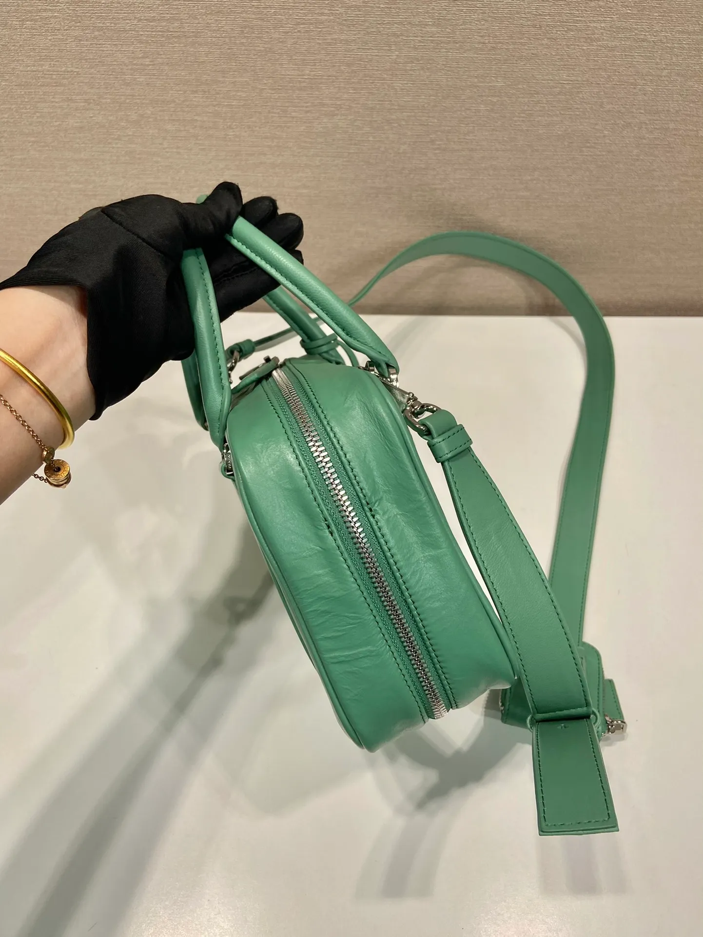 💰1800🎉New Boston🎉1BB092 catwalk model🎉🎉 This casual and classic handbag is made of soft sheep leather inside and outside. The hand-made pleat effect is particularly fashionable. It is equipped with a detachable long shoulder strap and a small coin purse with large capacity. It was also unveiled in the 2023 spring and summer series fashion show. The upper body effect must be eye-catching. Baby, hurry up and get it🎉🎉 Length 24x Height 15.5x Bottom 7cm