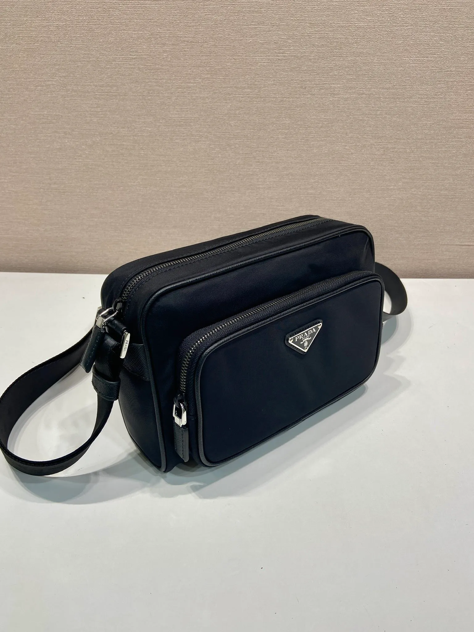 💰960🎉NEW🎉2VH190 Shoulder Bag🎉🎉 The sporty functionality of this shoulder bag is defined by clean lines and practical, modern details. The accessories are made of innovative Re-Nylon regenerated nylon material with Saffiano leather details, adding a unique and refined atmosphere. The versatile style combines iconic elements with an enameled metal triangle logo. It has a large space capacity and is a popular style that will never go out of style🎉🎉 Length 24x Height 15.5x Bottom 7cm🎉🎉🎉💰💰💰