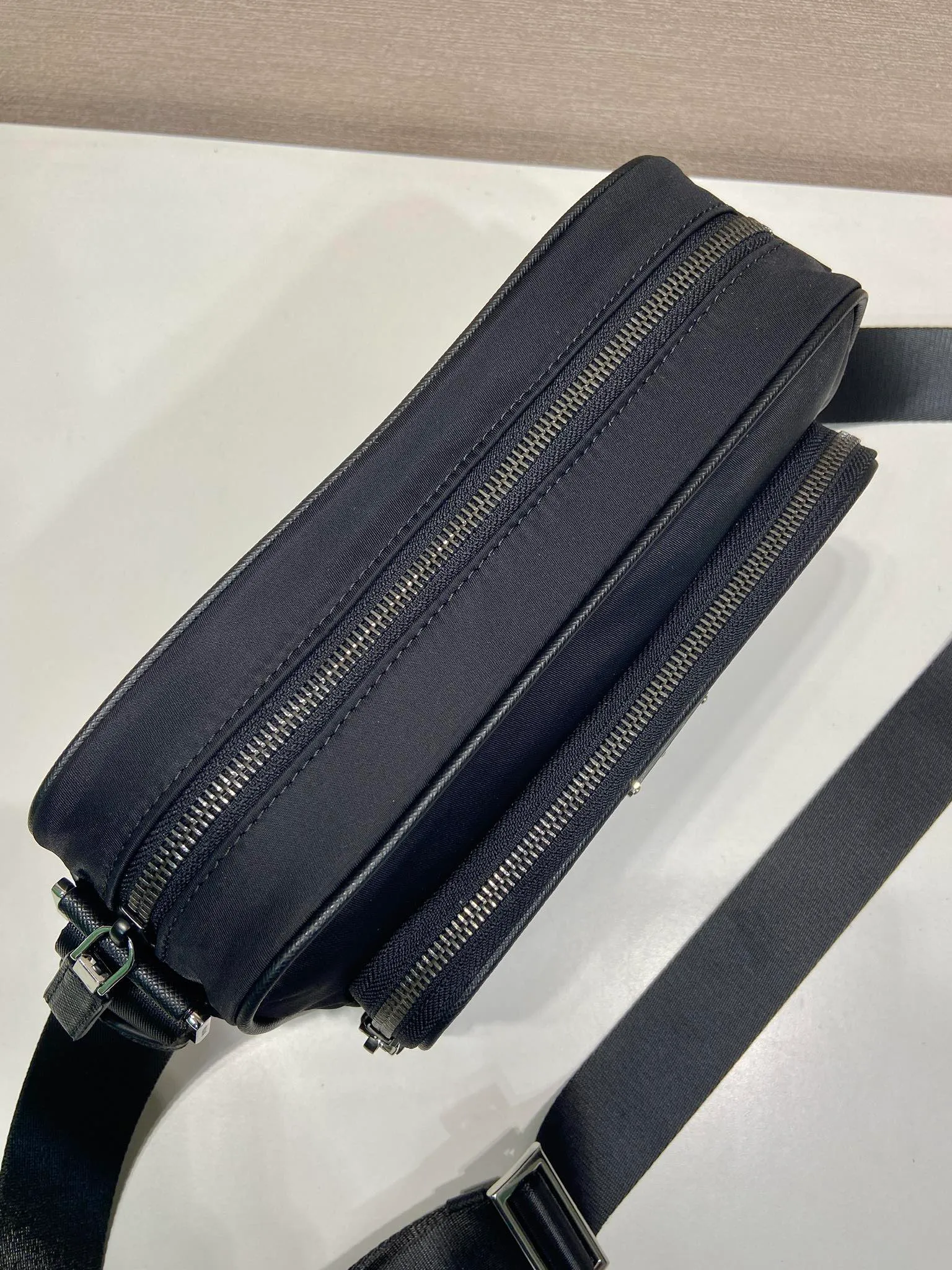 💰960🎉NEW🎉2VH190 Shoulder Bag🎉🎉 The sporty functionality of this shoulder bag is defined by clean lines and practical, modern details. The accessories are made of innovative Re-Nylon regenerated nylon material with Saffiano leather details, adding a unique and refined atmosphere. The versatile style combines iconic elements with an enameled metal triangle logo. It has a large space capacity and is a popular style that will never go out of style🎉🎉 Length 24x Height 15.5x Bottom 7cm🎉🎉🎉💰💰💰