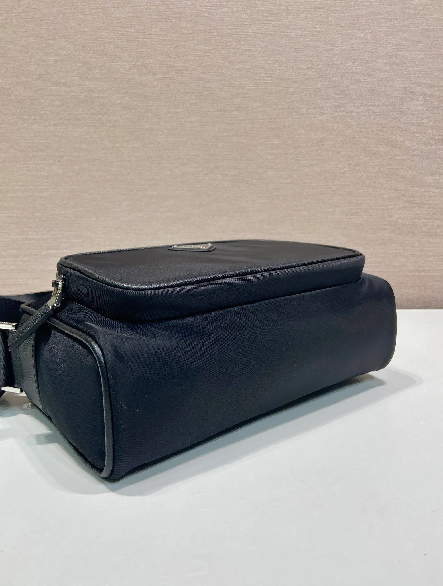 💰960🎉NEW🎉2VH190 Shoulder Bag🎉🎉 The sporty functionality of this shoulder bag is defined by clean lines and practical, modern details. The accessories are made of innovative Re-Nylon regenerated nylon material with Saffiano leather details, adding a unique and refined atmosphere. The versatile style combines iconic elements with an enameled metal triangle logo. It has a large space capacity and is a popular style that will never go out of style🎉🎉 Length 24x Height 15.5x Bottom 7cm🎉🎉🎉💰💰💰